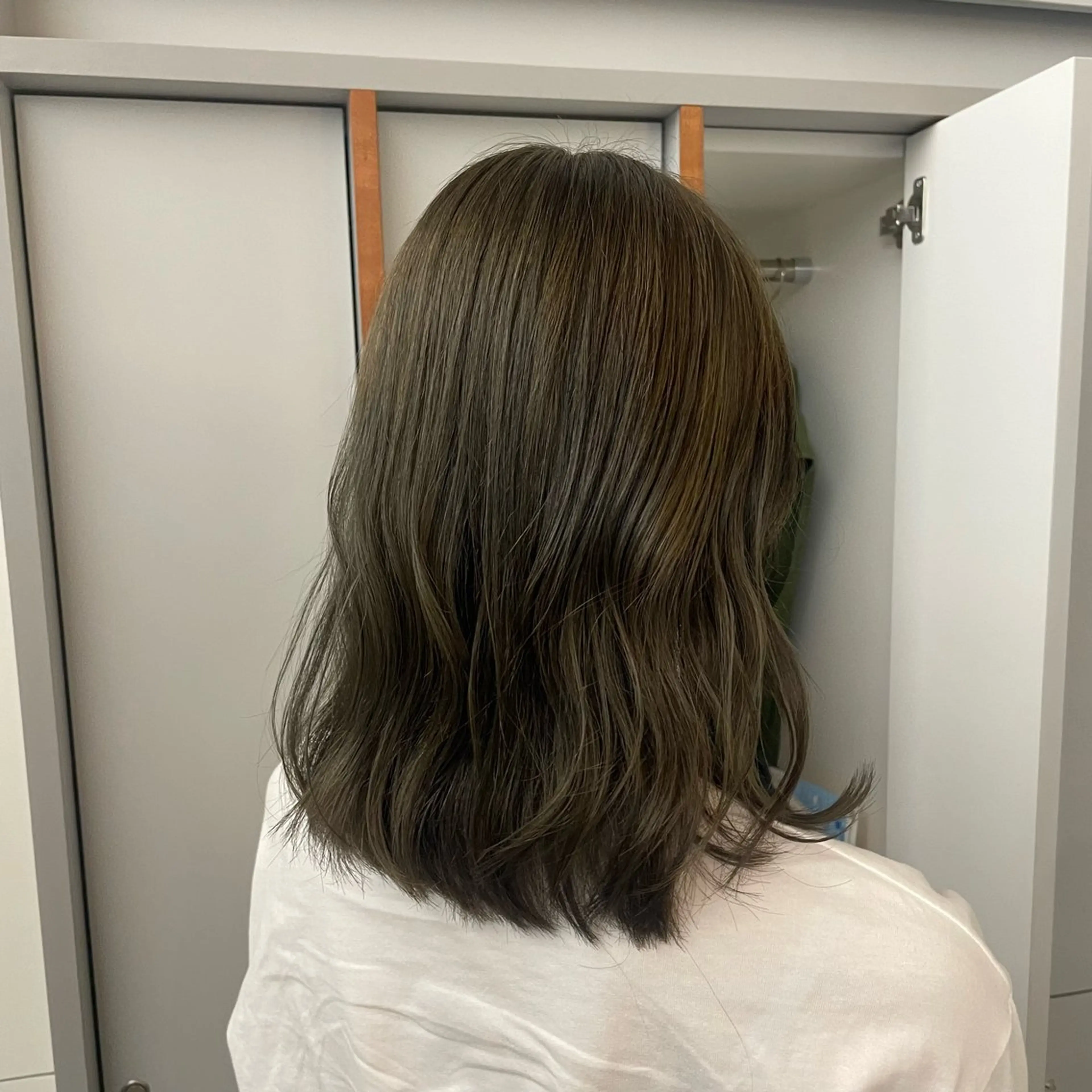 セミロング カラー ベージュカラー ブリーチ 透明感カラー ダブルカラー グレージュ ブリーチ/レイヤー 🌻Mutsumiのヘアスタイル