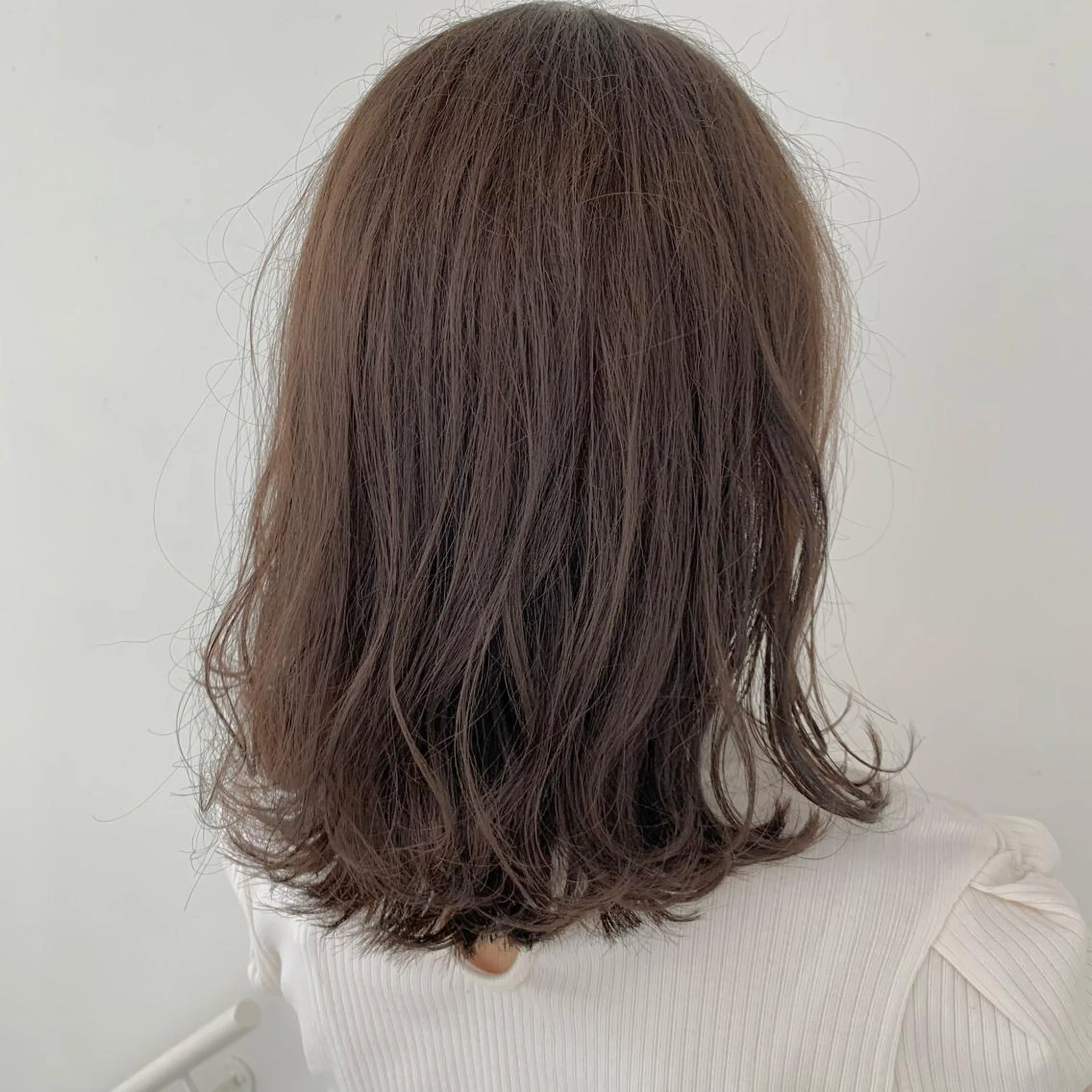 ミディアム カラー ベージュカラー ブリーチ イルミナカラー ミルクティーベージュ ブリーチなしカラー SALOWIN表参道店所属・マンツーマン×半個室 まちだきょうすけのヘアスタイル