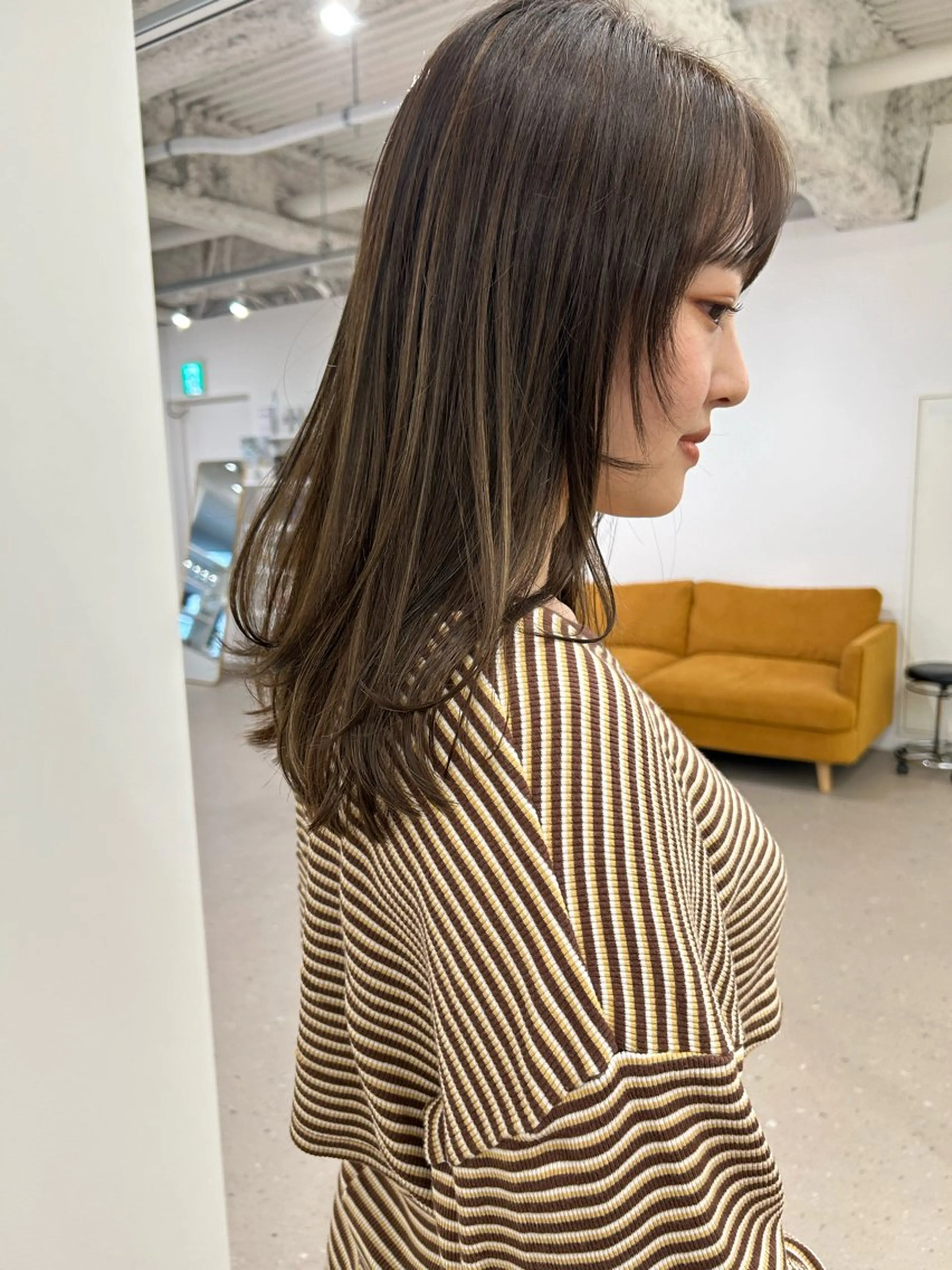 セミロング カラー 阪本 桃のヘアスタイル