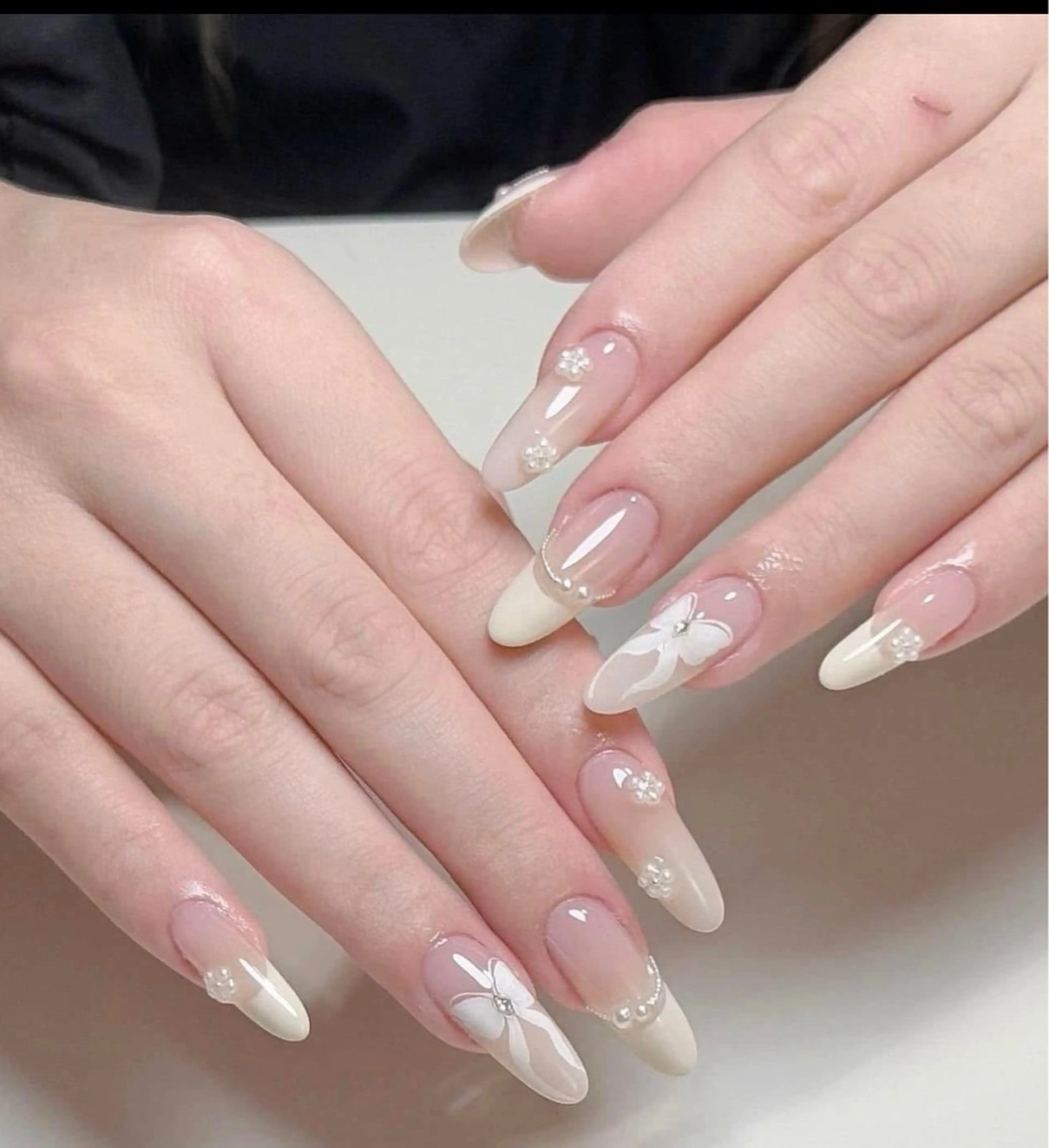 チップ長さ出し有りフレンチネイルアートの写真