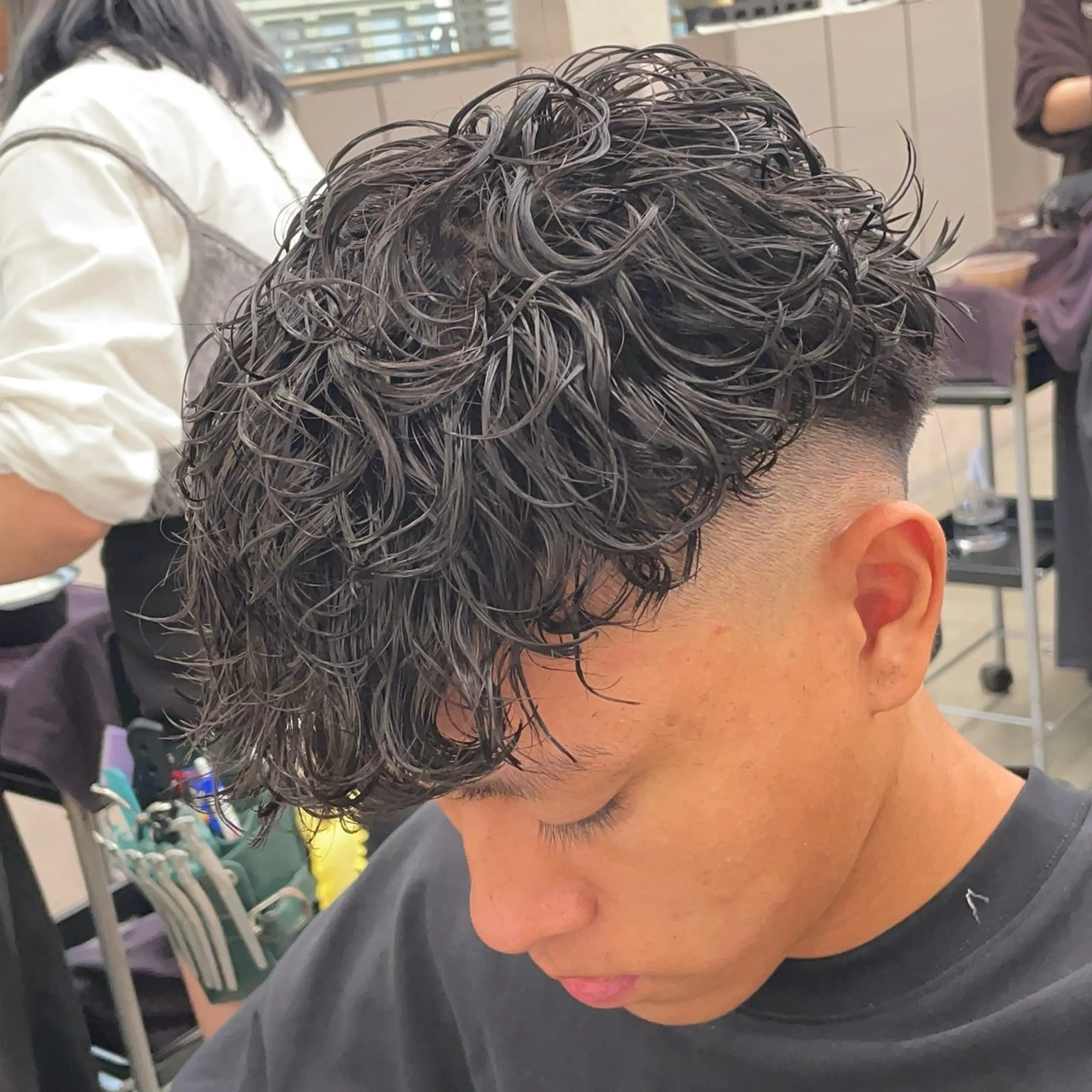 ショート パーマ ヘアアレンジ メンズ メンズパーマ メンズショート スペインカール ショートヘア 艶カラー の達人のヘアスタイル