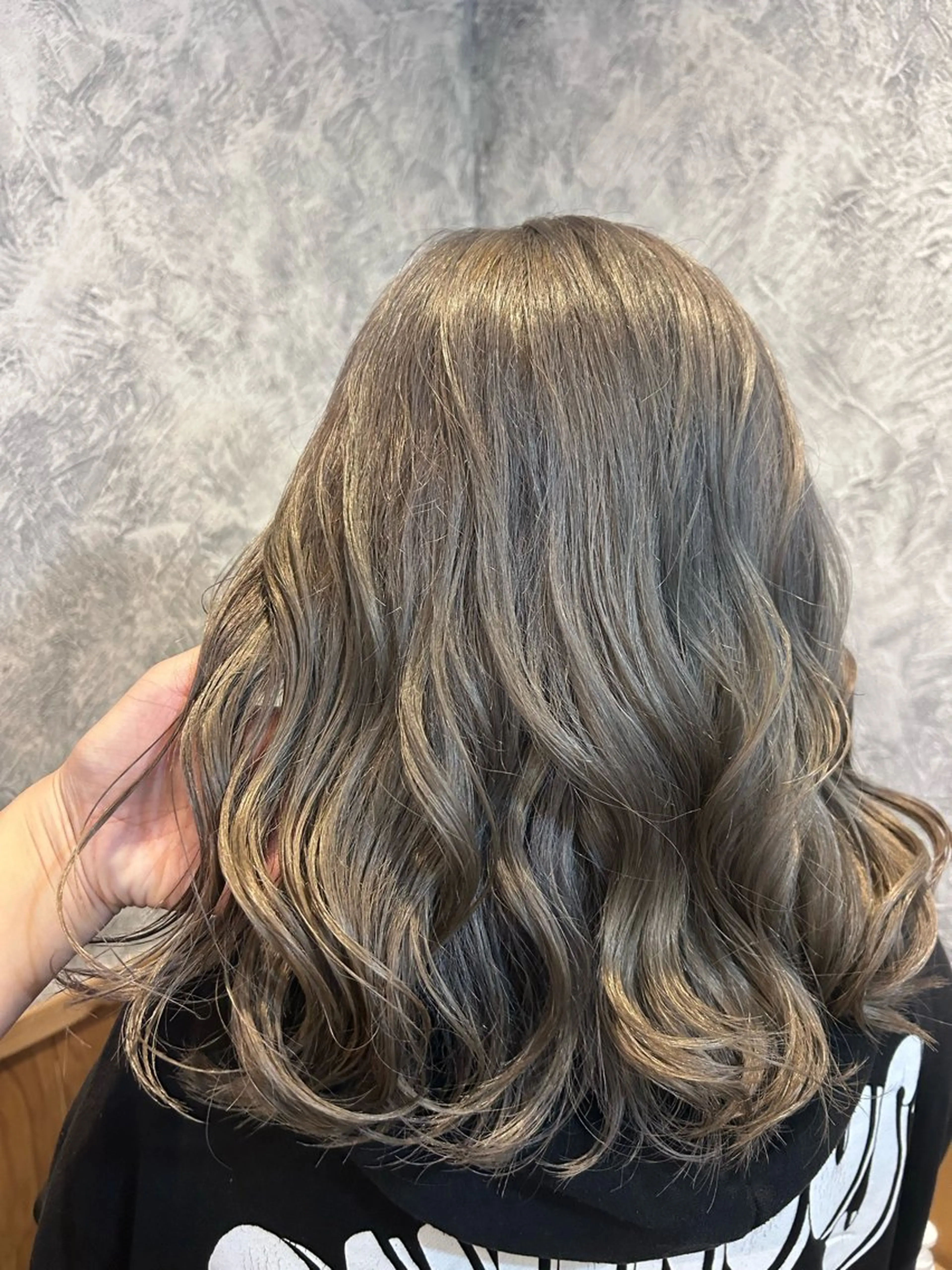 ミディアム カラー ブリーチ シルバー 北岡 慶子 大宮駅西口徒歩3分のヘアスタイル