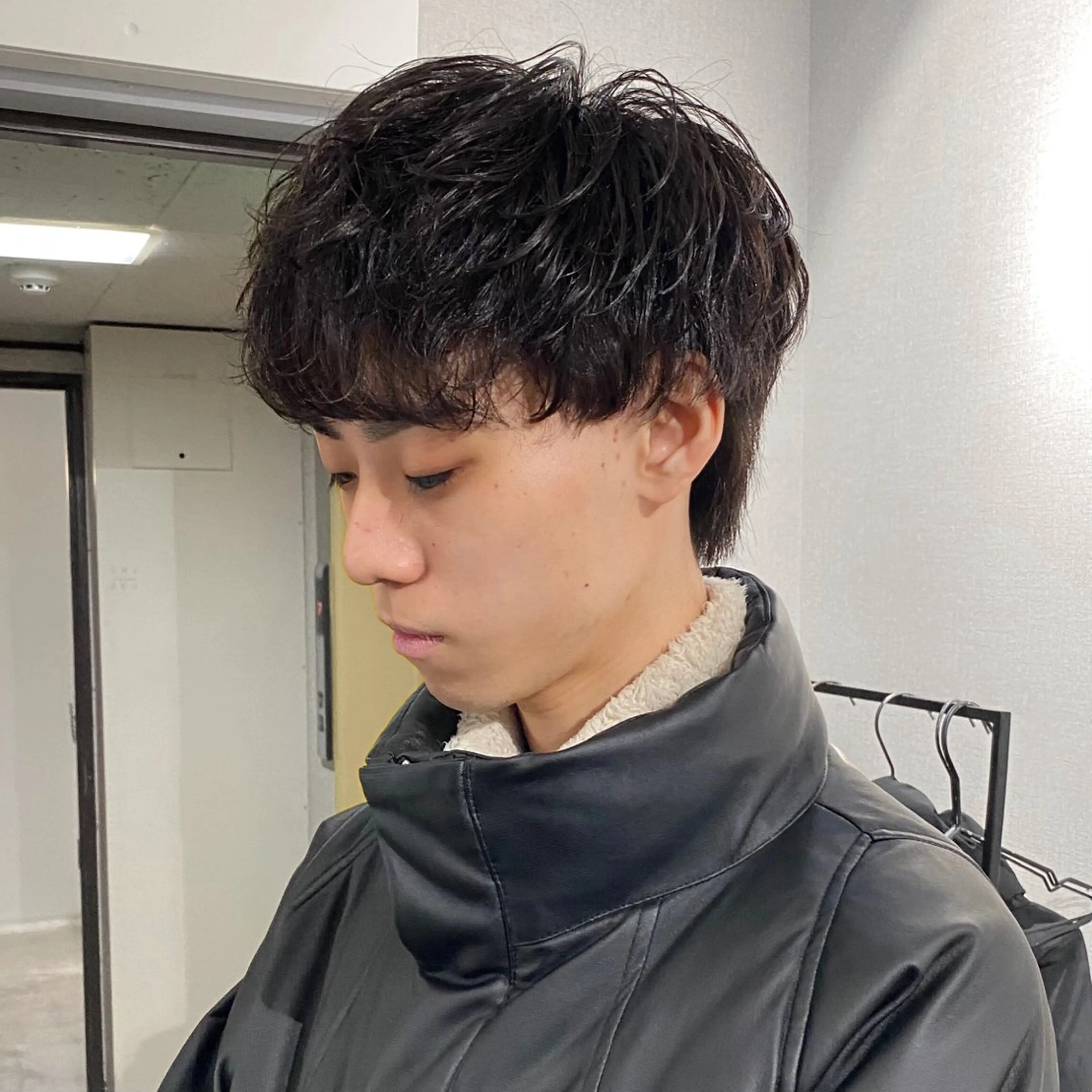 ショート メンズ マッシュウルフ マッシュ メンズパーマ シャドーパーマ メンズウルフカット センターパート/ニ ュアンスパーマのヘアスタイル