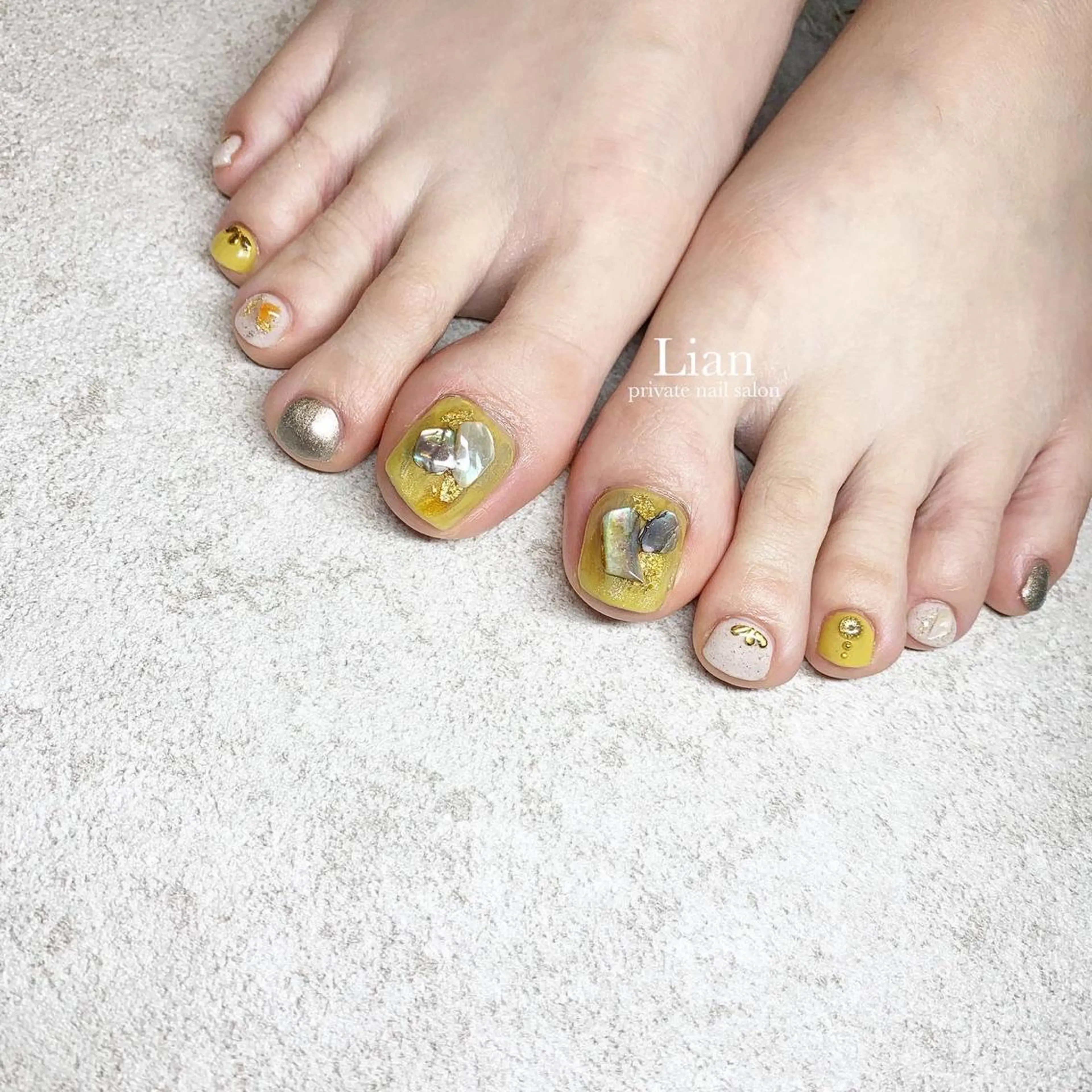 ネイル フットネイル キラキラネイル ニュアンスネイル 黄色 nailsalon Lenoaのネイルデザイン