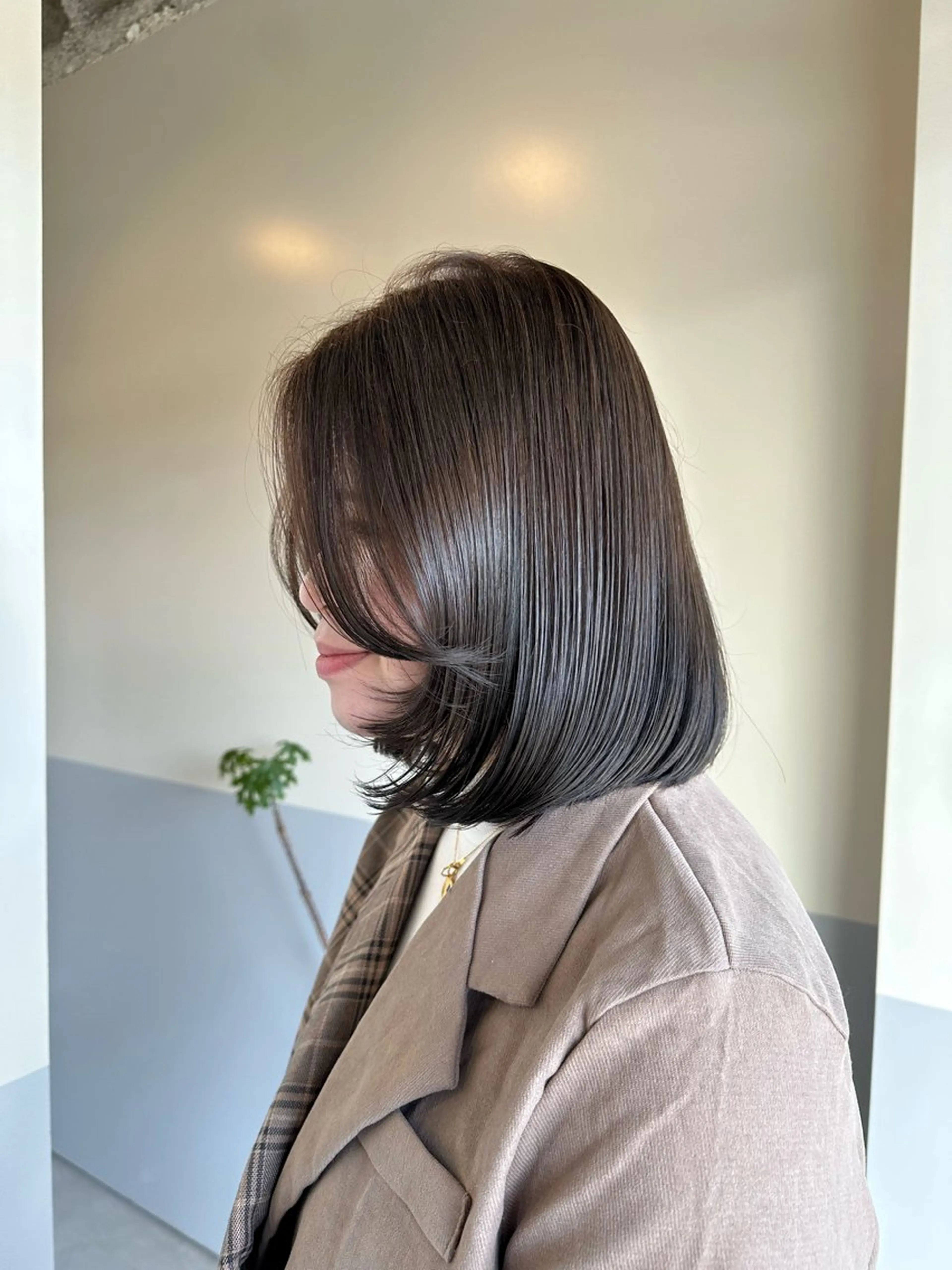 ミディアム カラー グレージュ 三浦 彩那のヘアスタイル