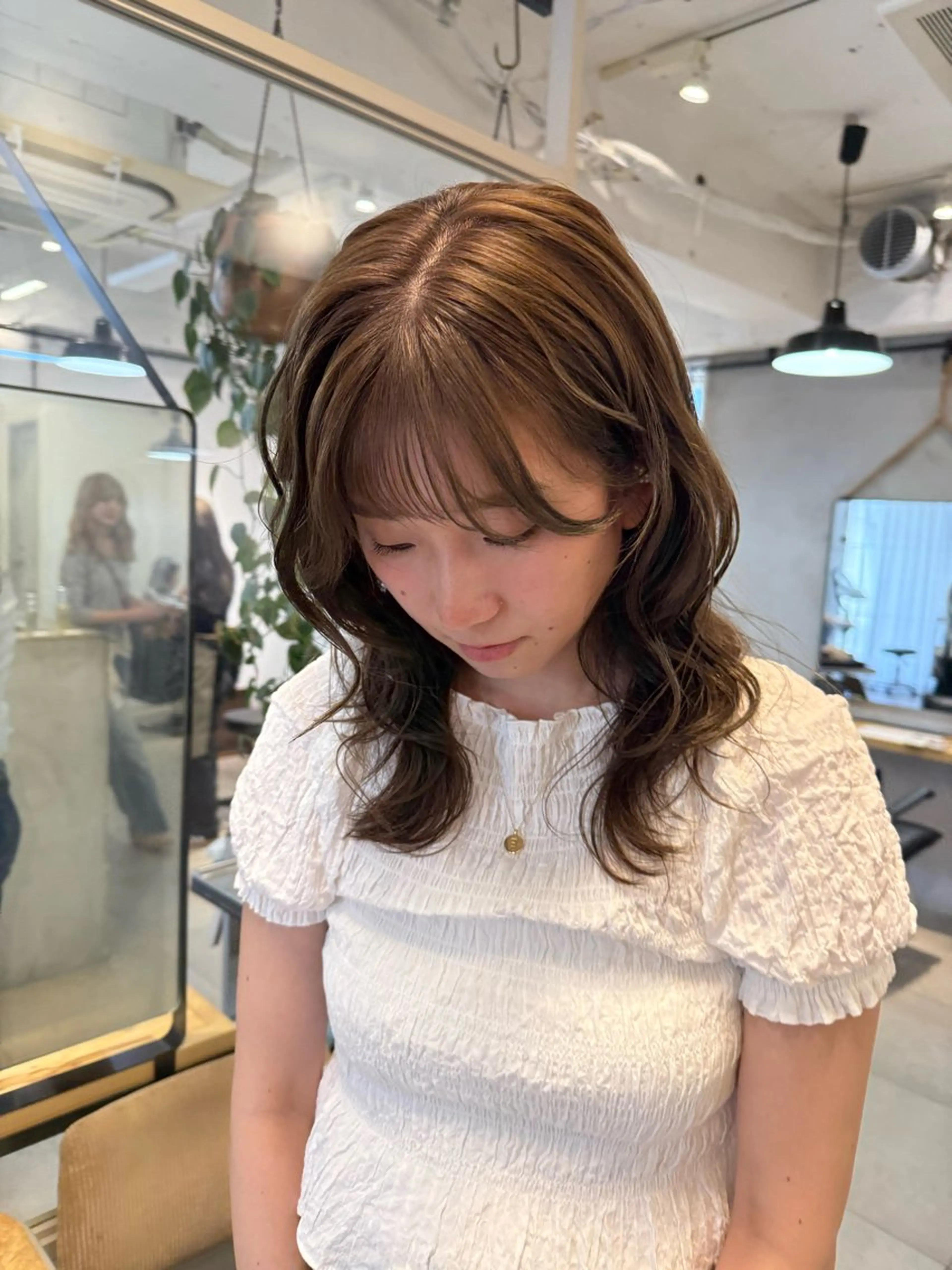 セミロング カラー ミルクティー× グレージュMOMOのヘアスタイル