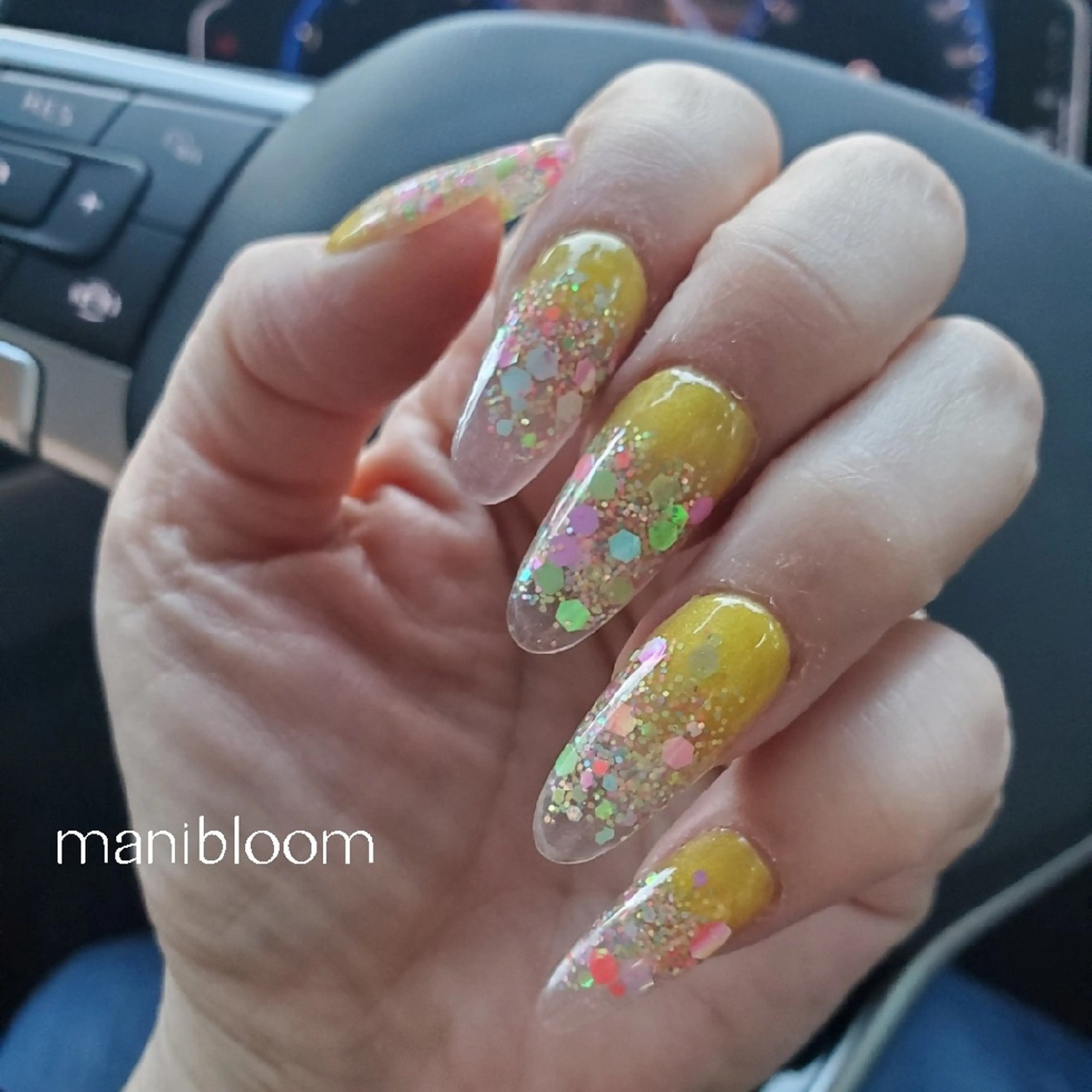 ネイル ハンドネイル マニブルーム所属・小島 由佳のネイルデザイン