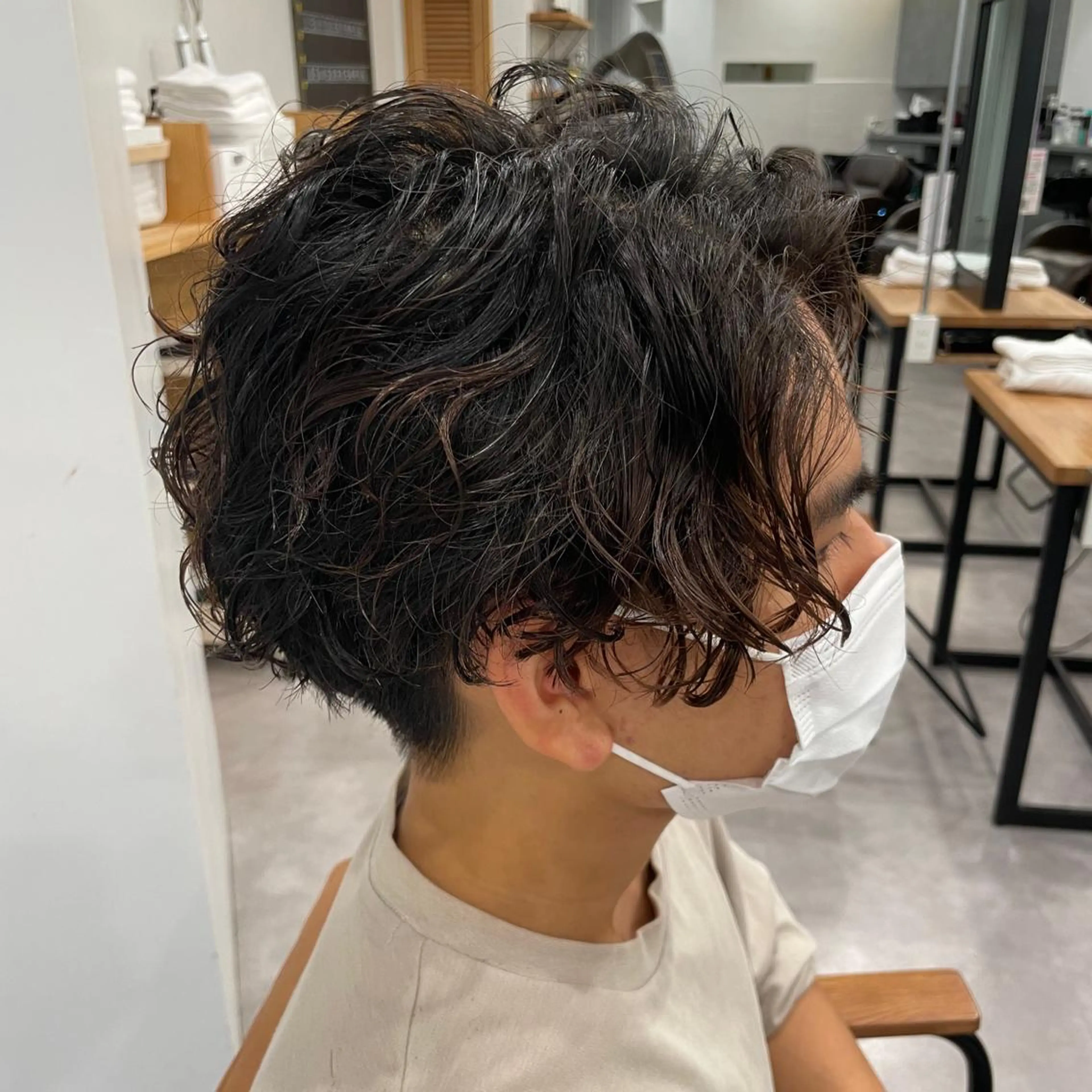 ショート パーマ メンズ センターパート メンズパーマ スパイラルパーマ 毛流れ縮毛矯正✨ メンズ那智優貴のヘアスタイル