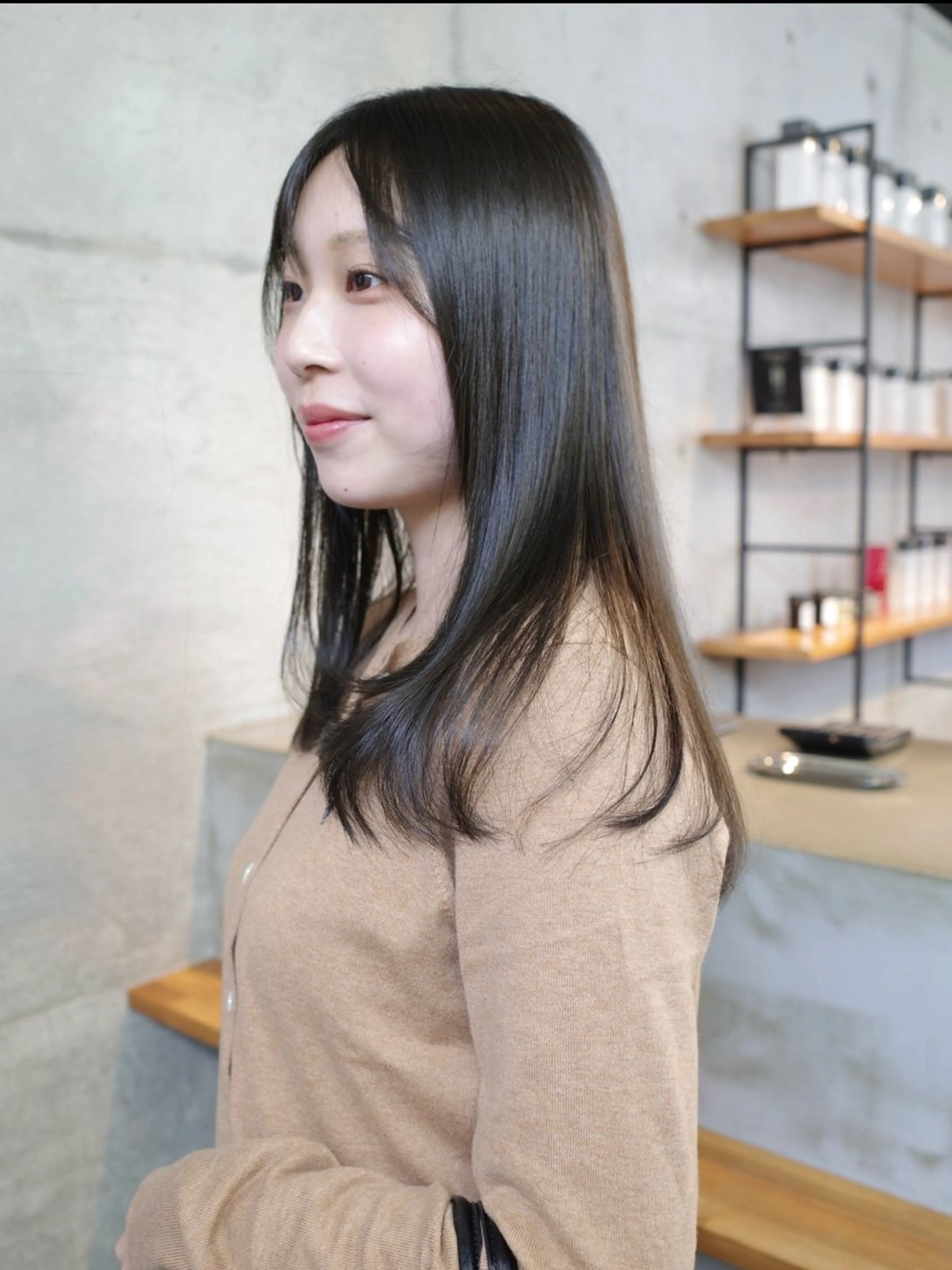 ミディアム ミディアムレイヤー 顔まわりレイヤー レイヤーカット 小顔カット カット ヘアカラー son hair所属・葉 /透明感カラーのヘアスタイル