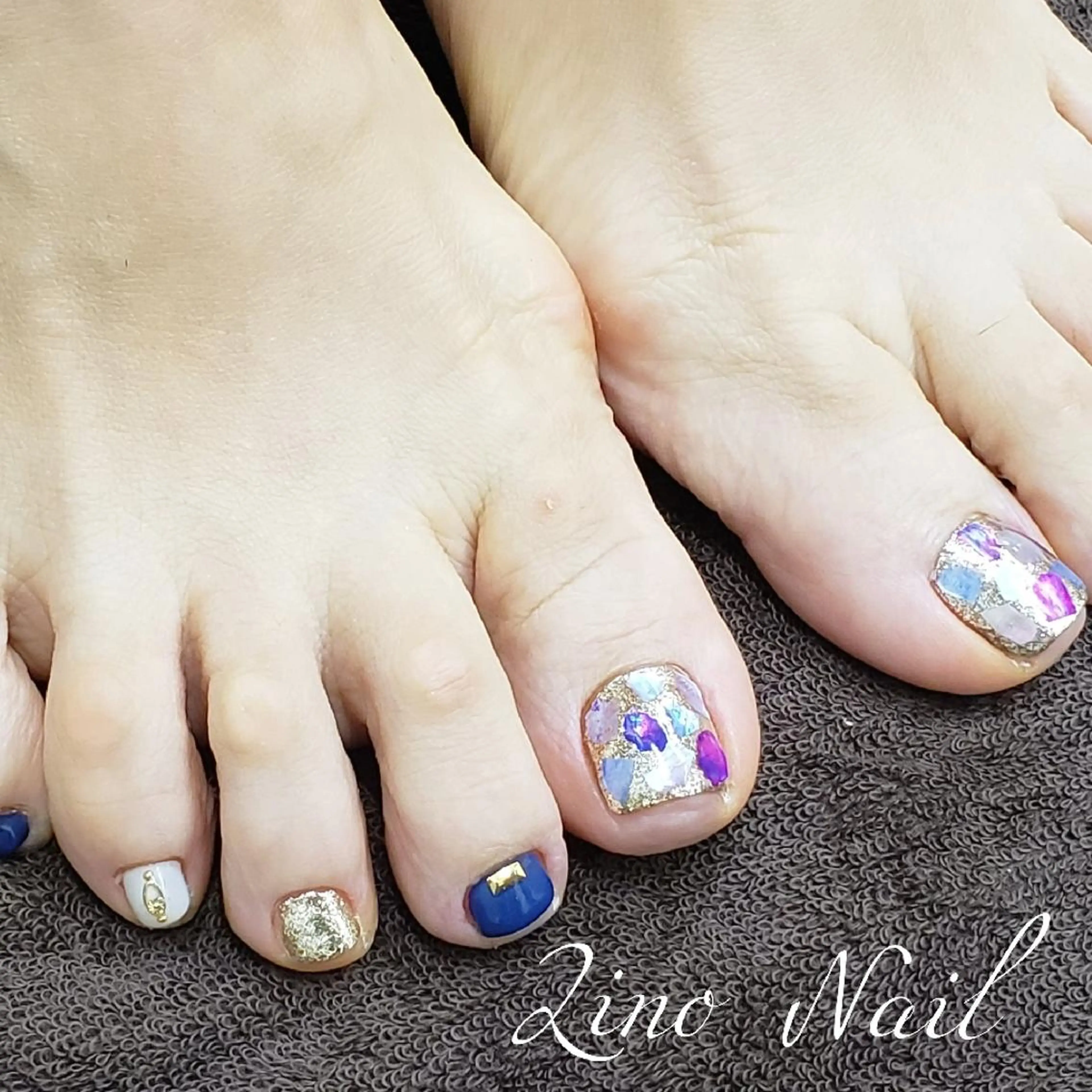 ネイル ブルー カジュアル フットネイル ジェルネイル ゴールド Lino Nailのネイルデザイン