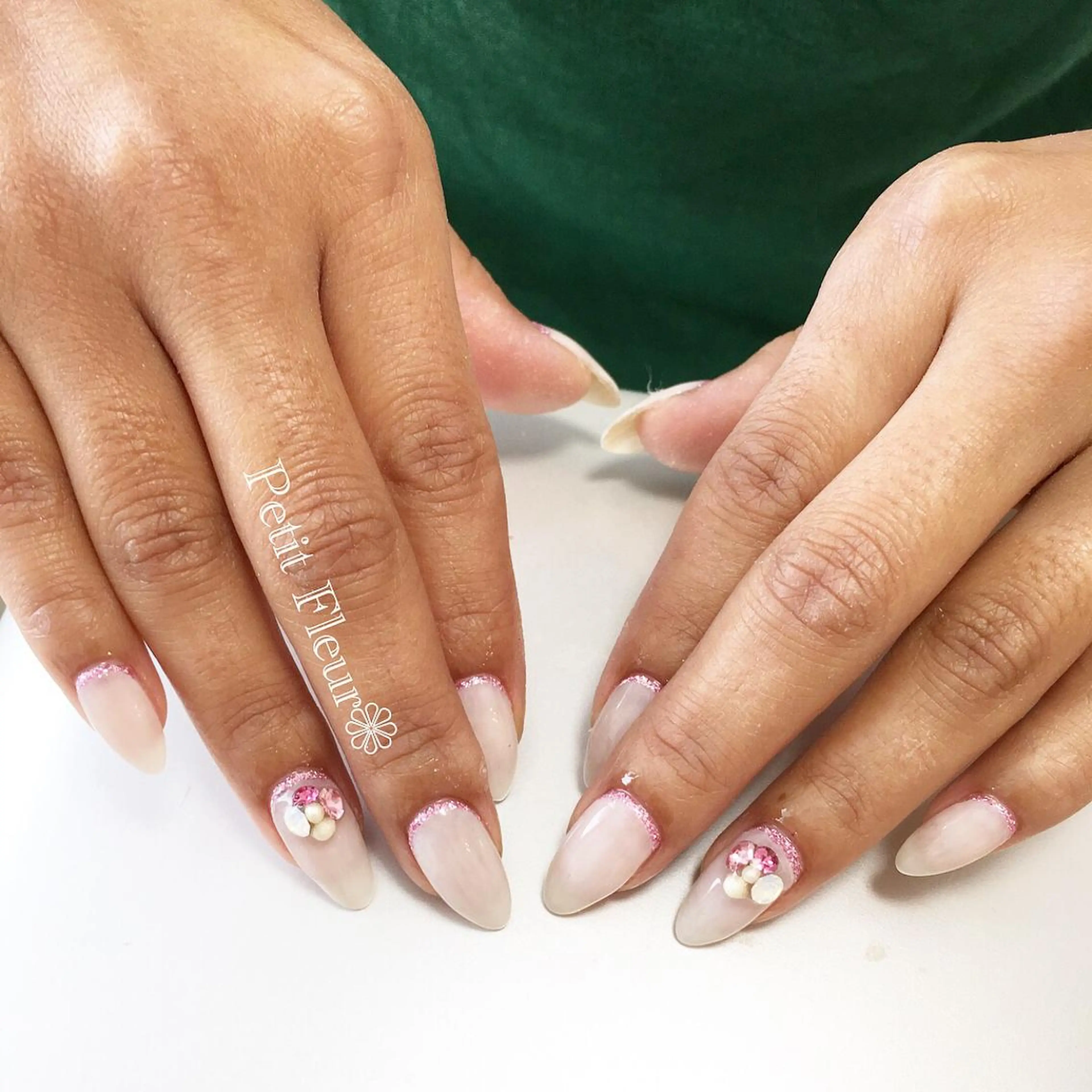 ネイル ラメ(グリッター) ピンク Petit Fleur所属・青柳 亜梨奈のマツエク・マツパデザイン