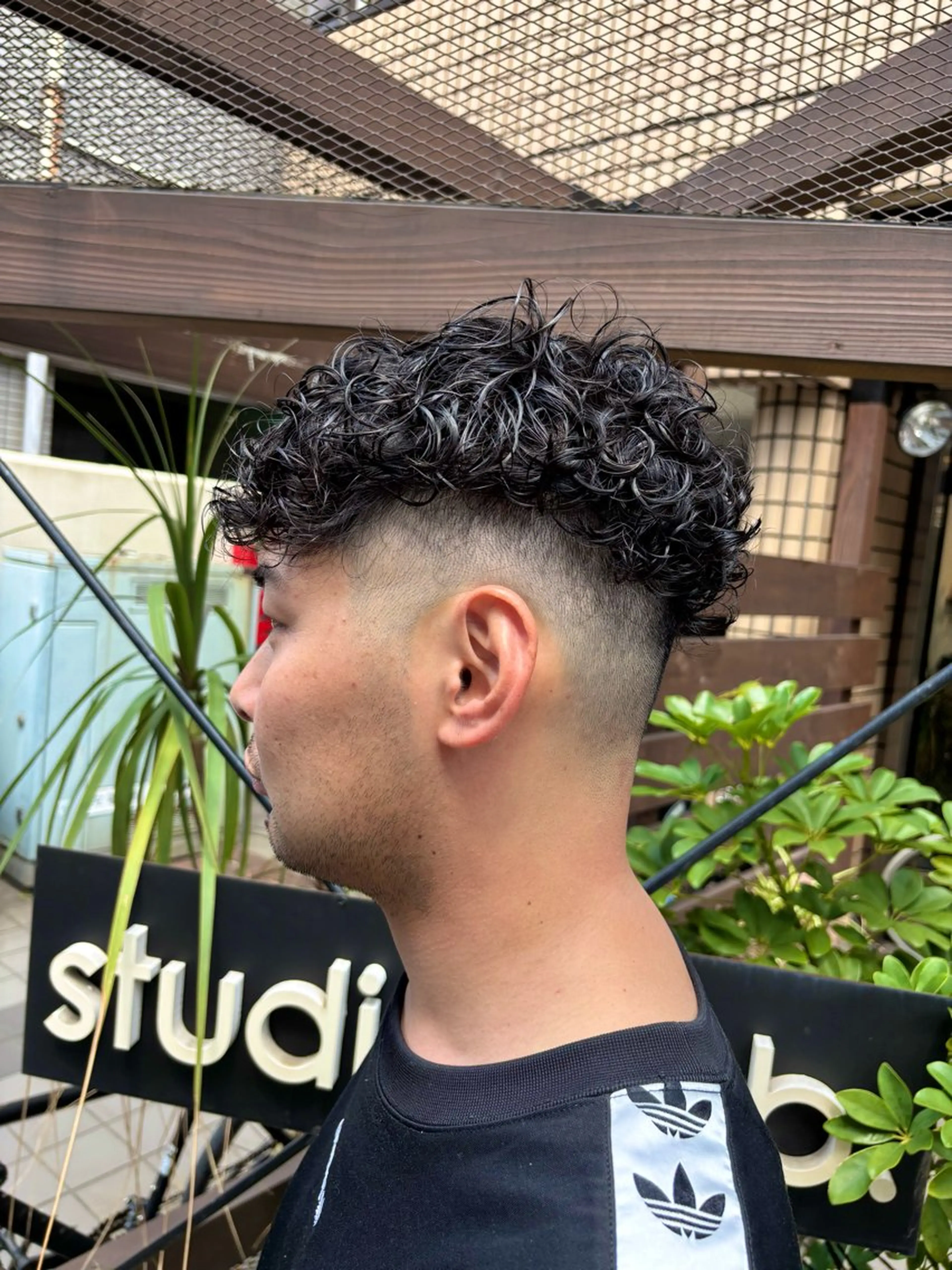 パーマ ヘアアレンジ メンズ フェードカット メンズパーマ スペインカール カット パーマ イツキ🌕デザインカ ラー🥨髪質改善🫧のヘアスタイル