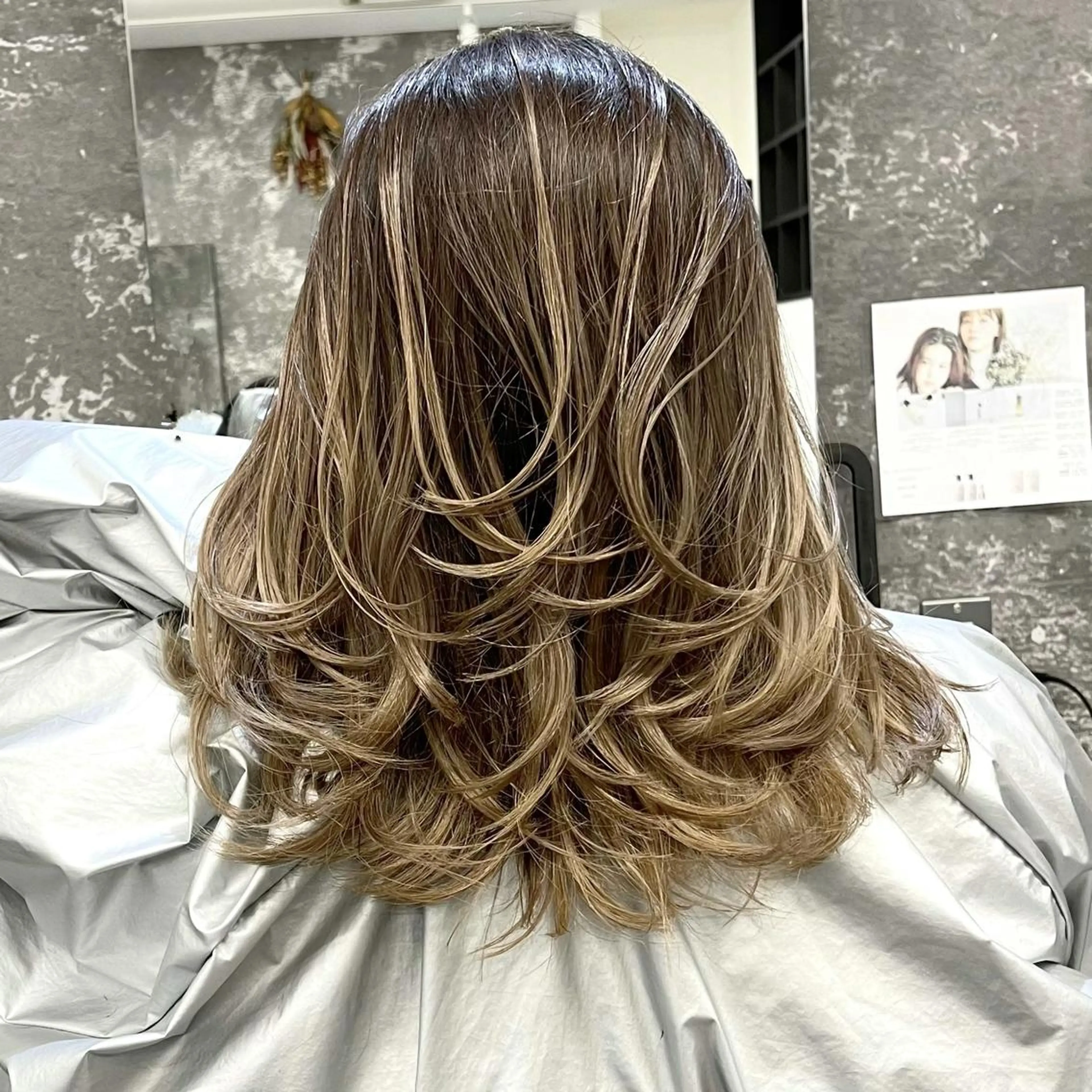 ミディアム カラー ヘアアレンジ バレイヤージュ デザインカラー ハイライトカラー 外国人風カラー ハイライト アンドウ ユウ/ レイヤーカット/韓国のヘアスタイル