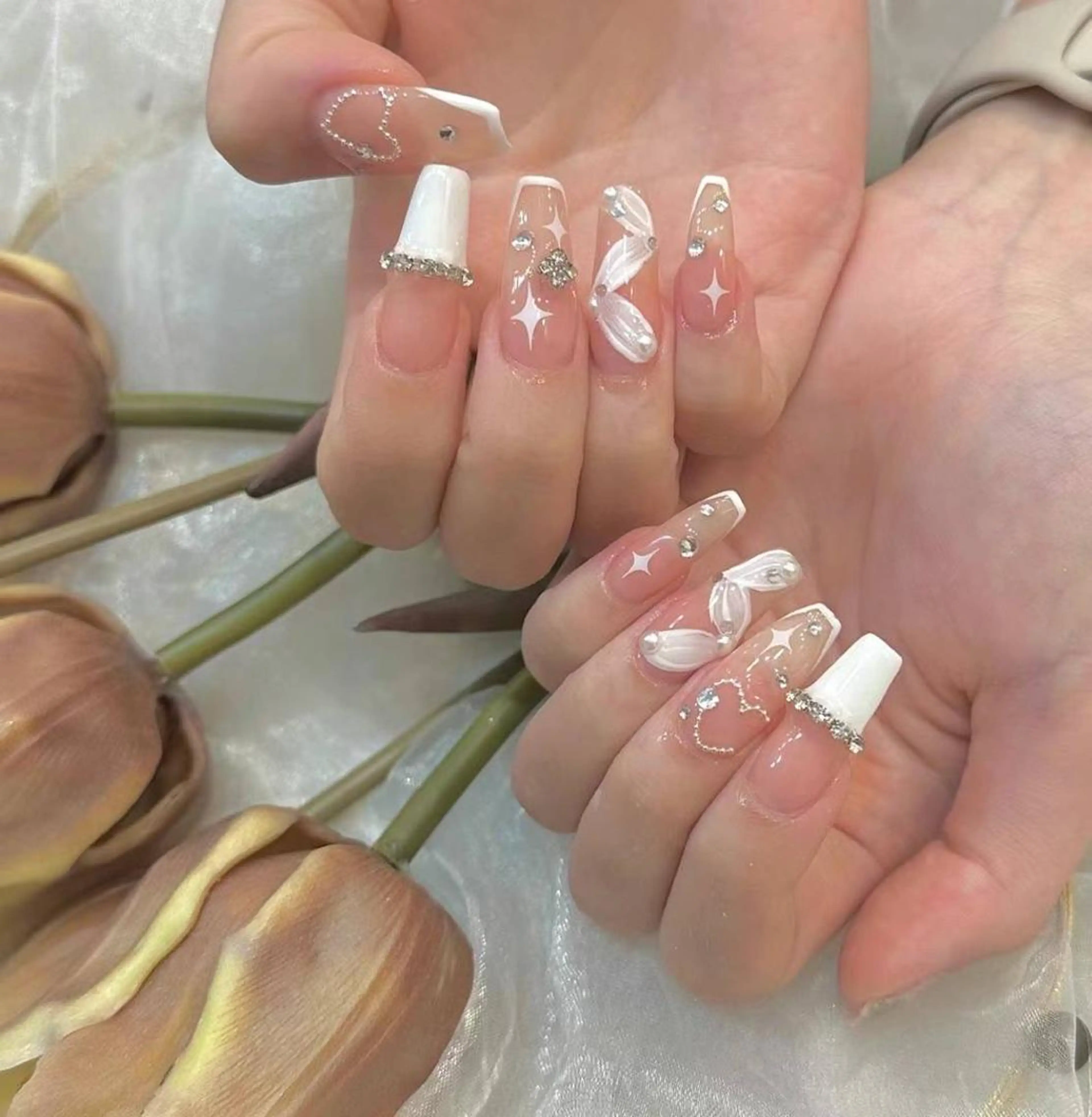 ネイル フレンチネイル リボン ストーンネイル ホワイト Babarla nailのネイルデザイン