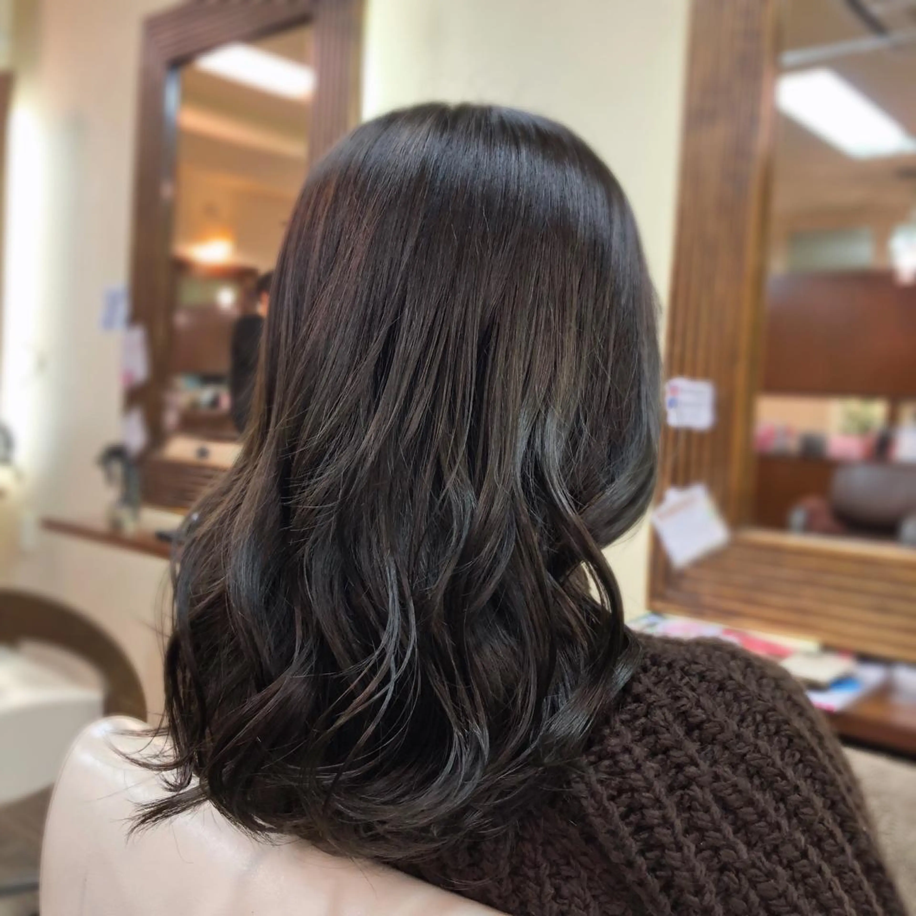 ミディアム カラー カット ヘアカラー トリートメント 山崎 絵莉香のヘアスタイル