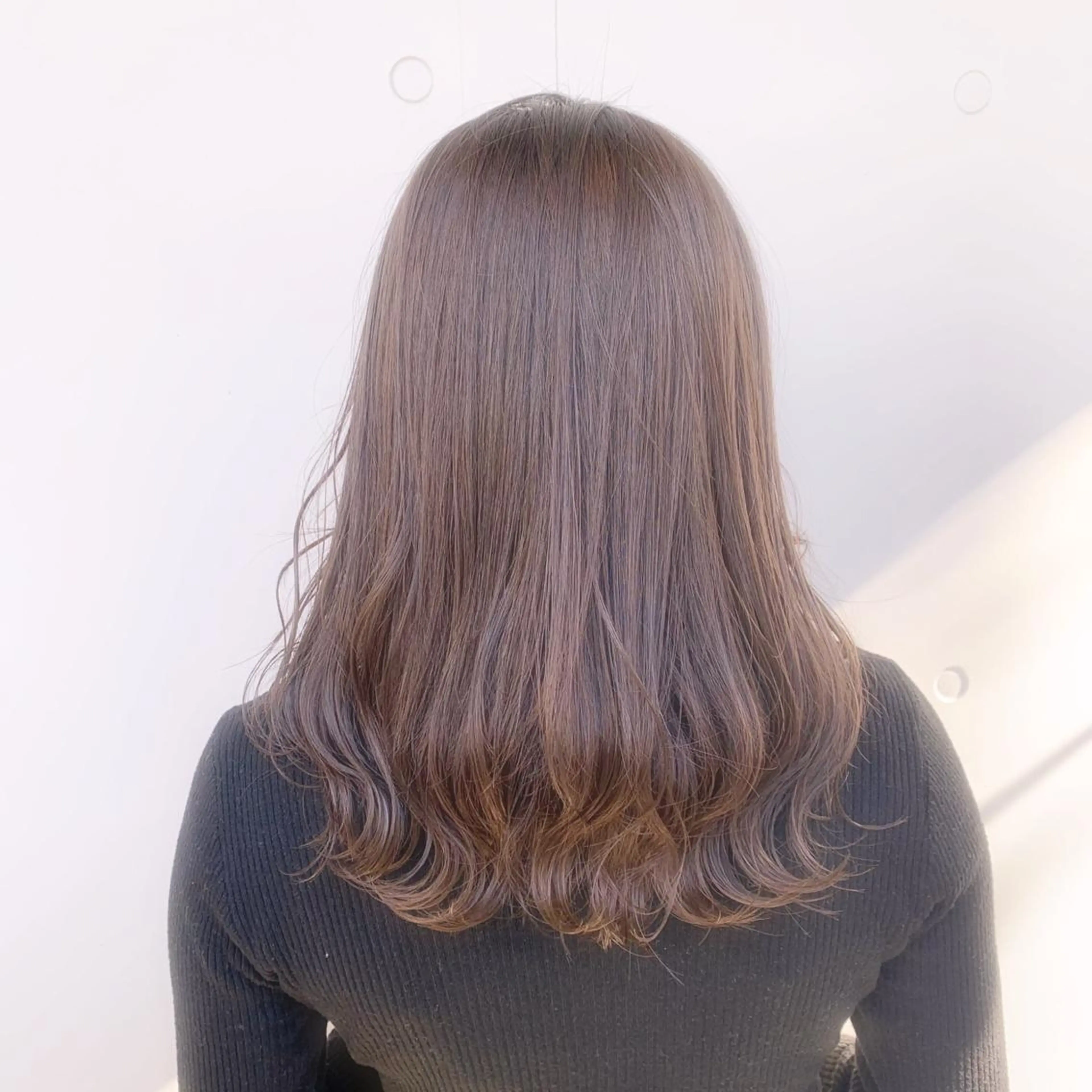 ミディアム カラー アディクシーカラー ベージュカラー 黒髪 ブリーチ ブルーカラー ヘアカラー トリートメント 藤澤 夏実/インナーカラーのヘアスタイル