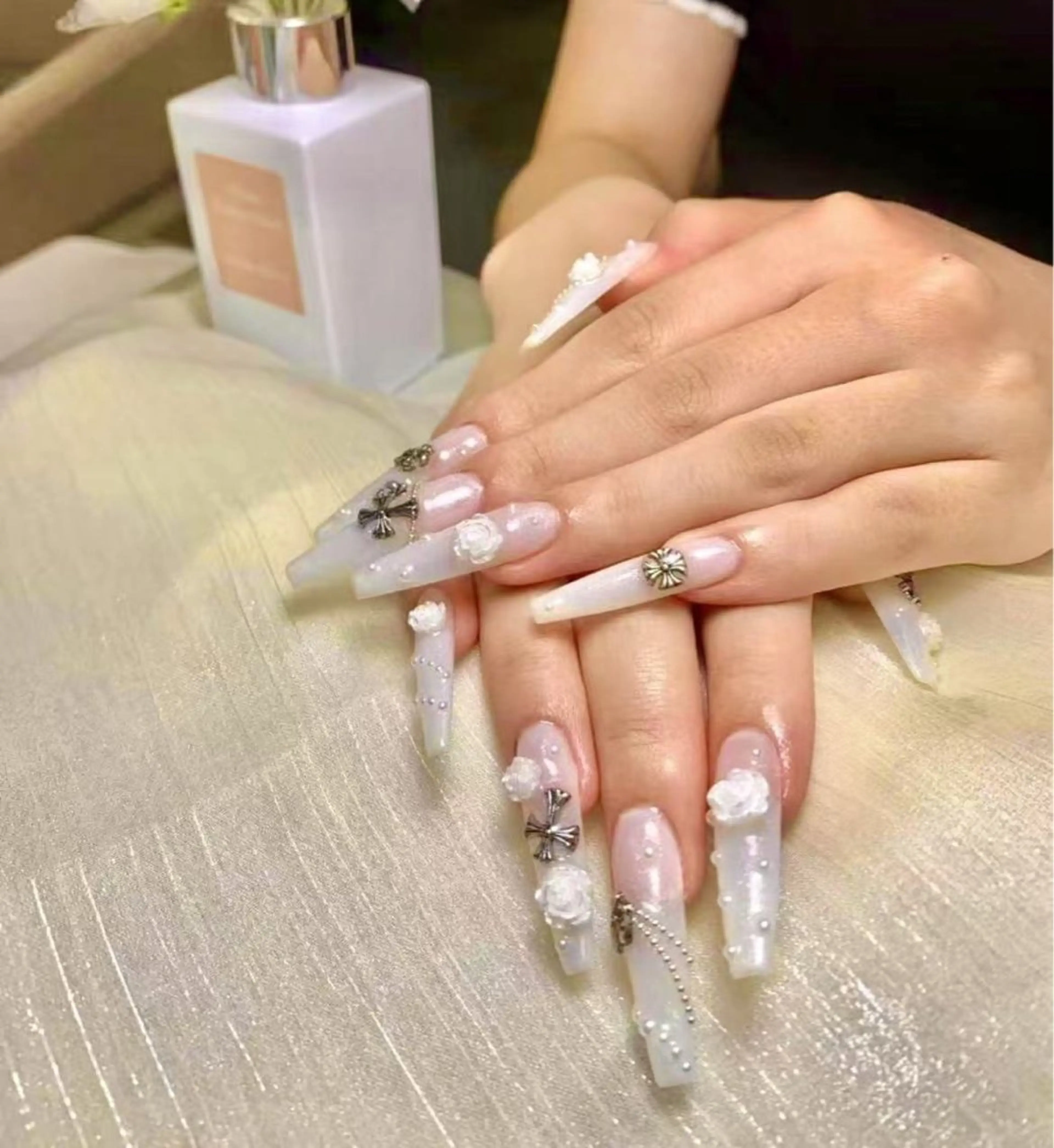 🎀🉐チッブ長さ出し+ 🎀🉐パーツ付け放題🎀長めのプラス料金1000円の写真