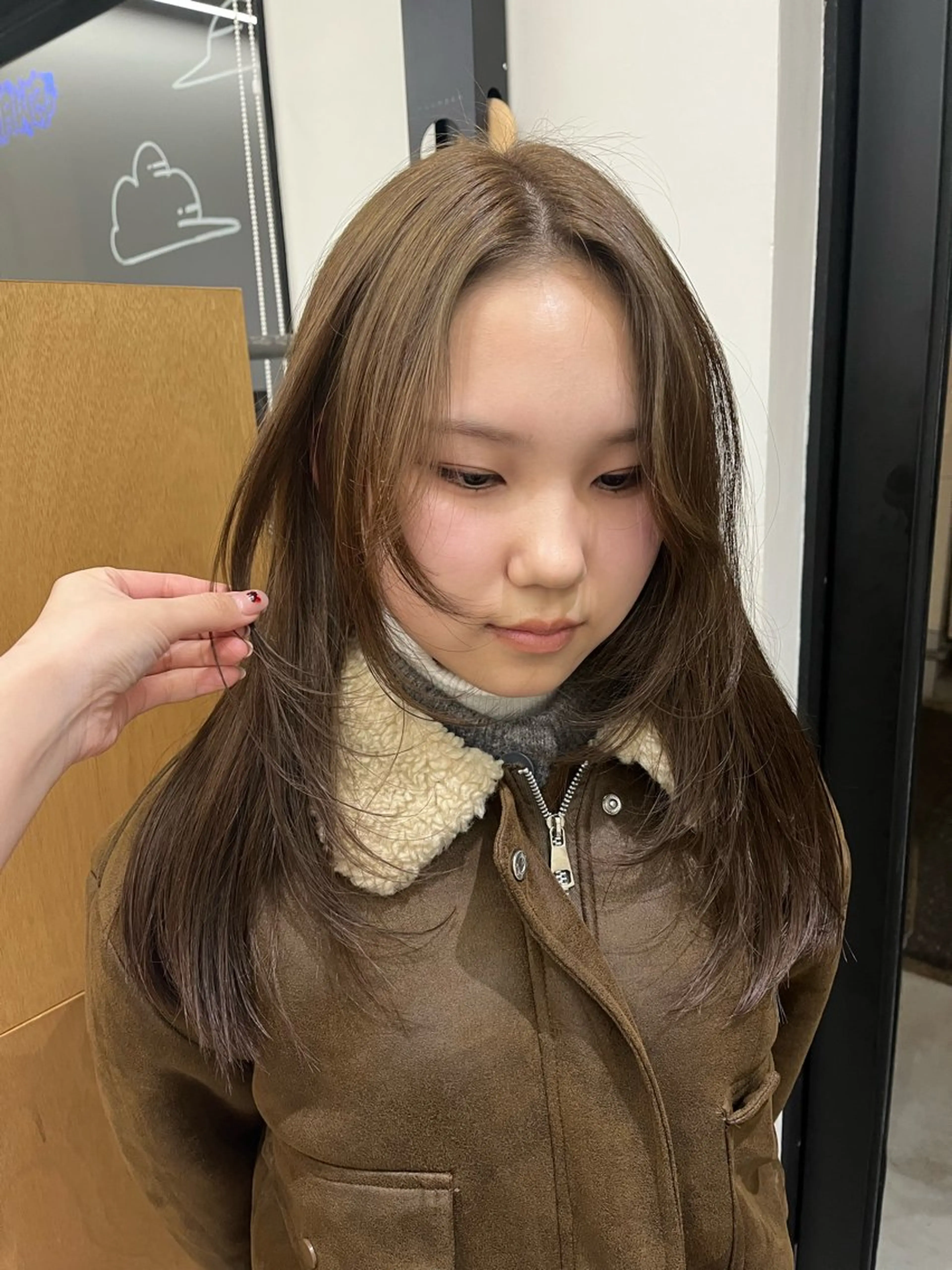 ロング カラー ベージュカラー 透明感カラー オリーブベージュ 顔まわりレイヤー レイヤーカット カット ヘアカラー miyu /レイヤー/ブリーチのヘアスタイル