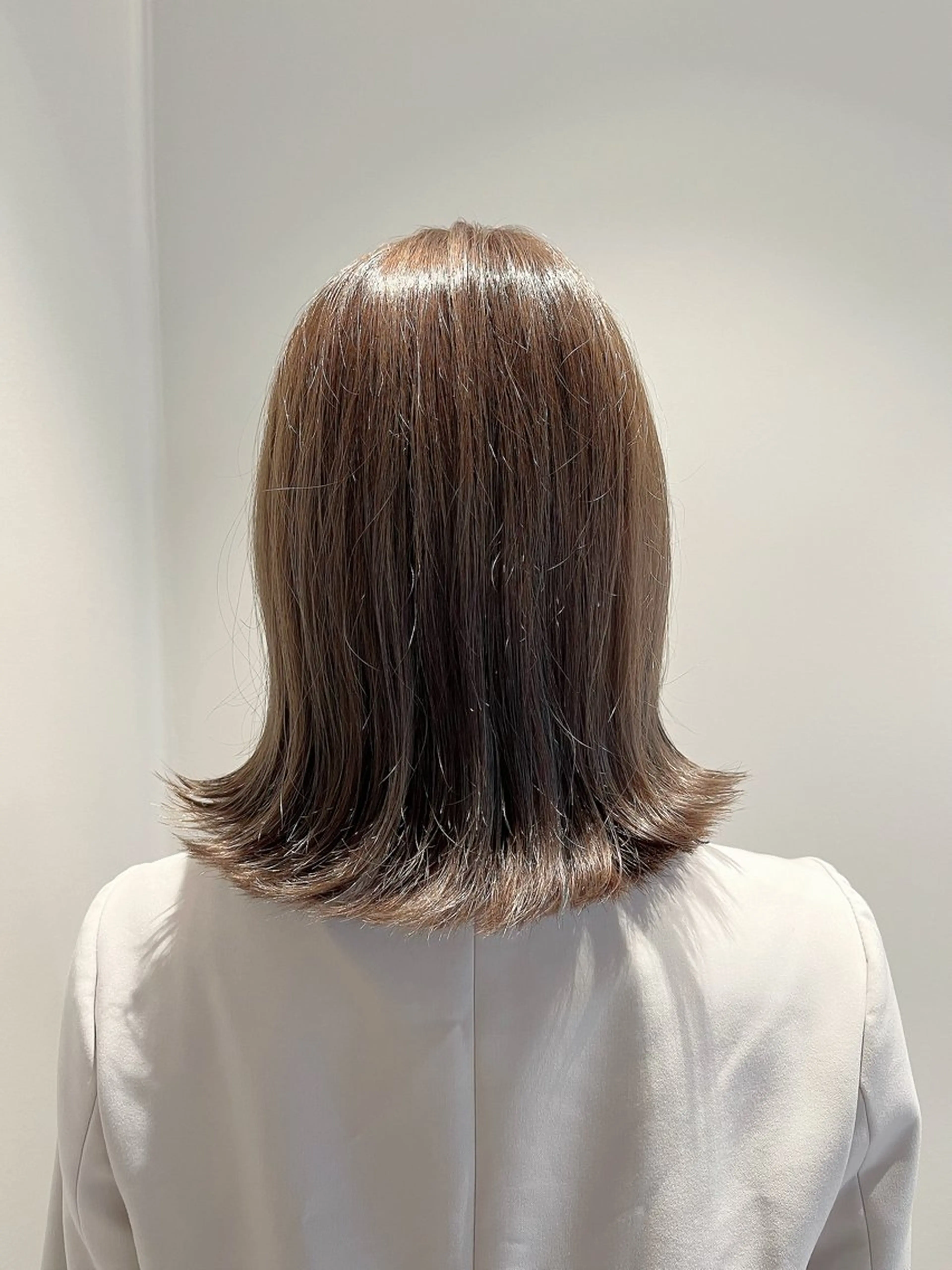 ミディアム アッシュ ボブ ハイライト 外ハネヘア レイヤー/髪質改善/ 14年/Hideのヘアスタイル