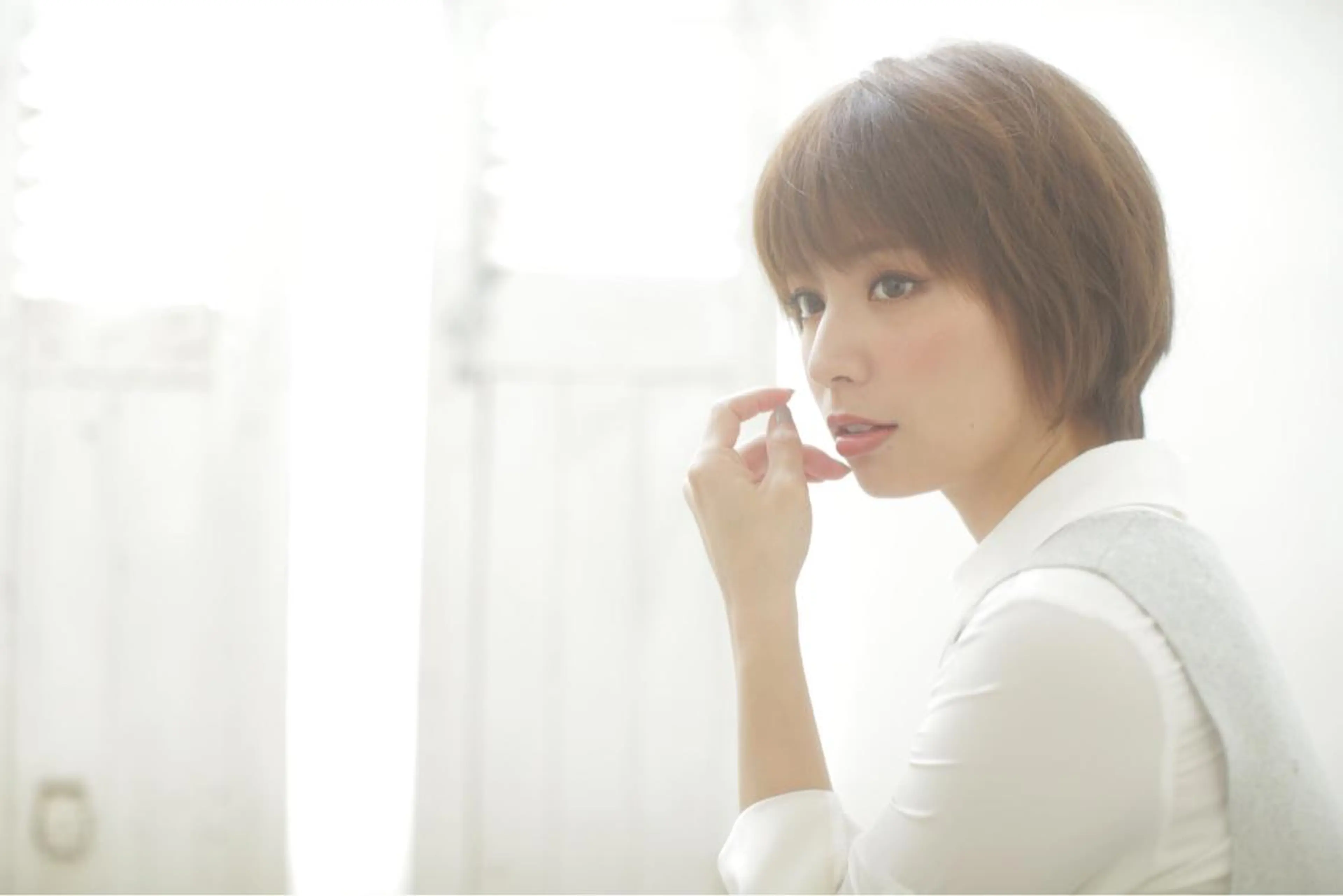 ショート カラー パーマ 黒髪 ボブ 斜めバング 似合わせカット ショートヘア エイト ウメダのヘアスタイル