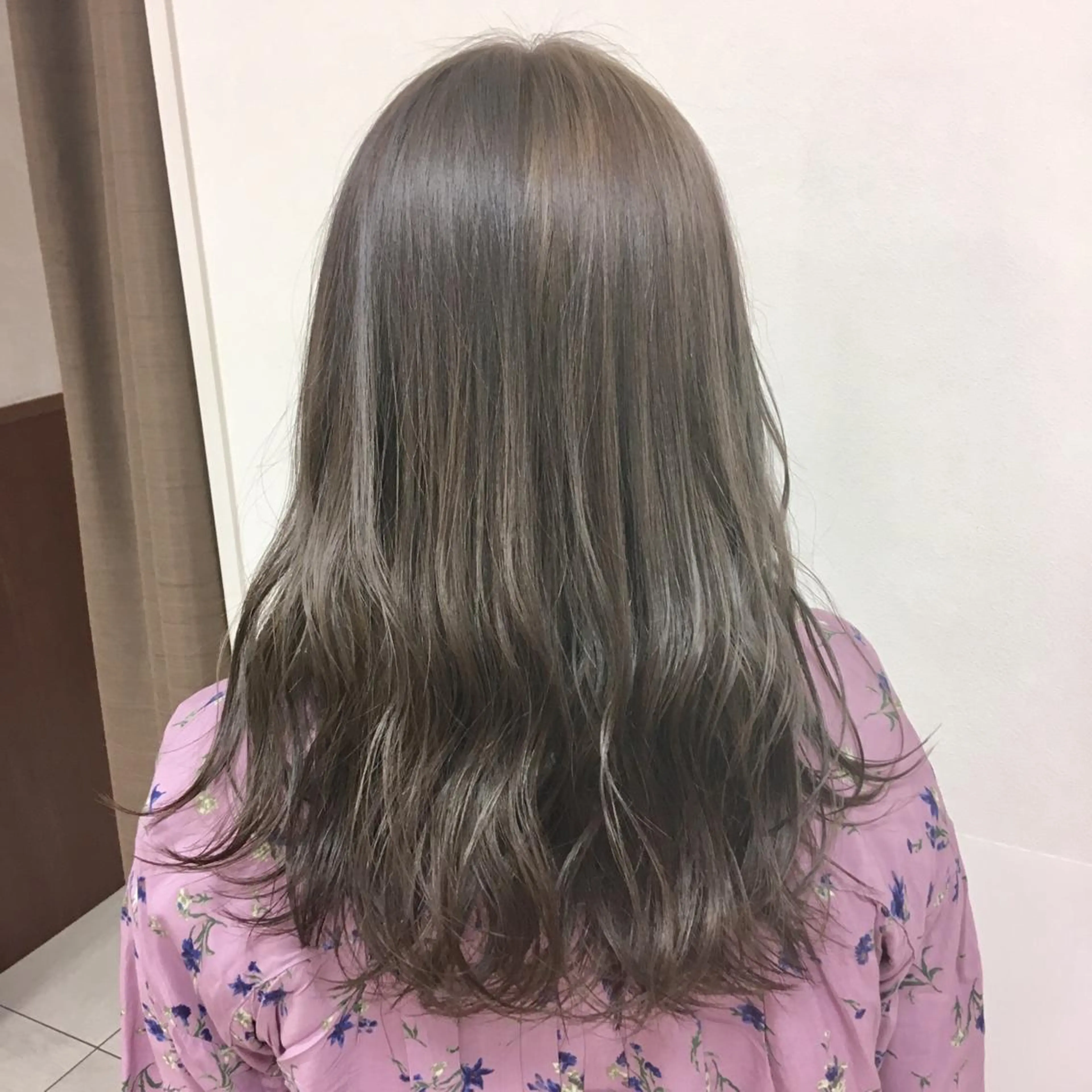 ロング カラー ヘアアレンジ アッシュ ベージュカラー ブリーチ ヘアカラー トリートメント 【Sweep】おじま のぞみのヘアスタイル