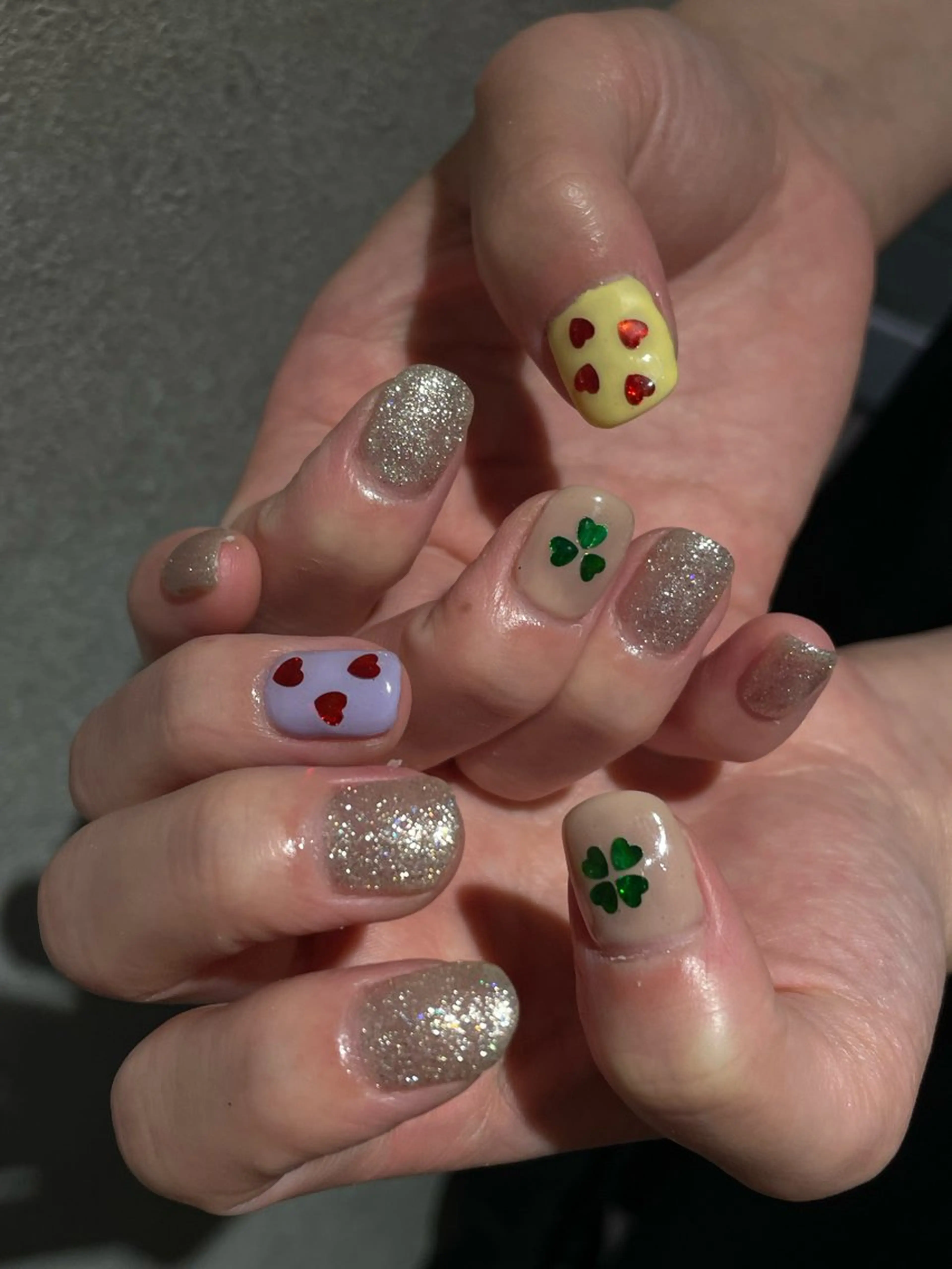 ネイル ハート ホログラムネイル ハンドネイル ナチュラル透明感🌱 小山美樹子のヘアスタイル