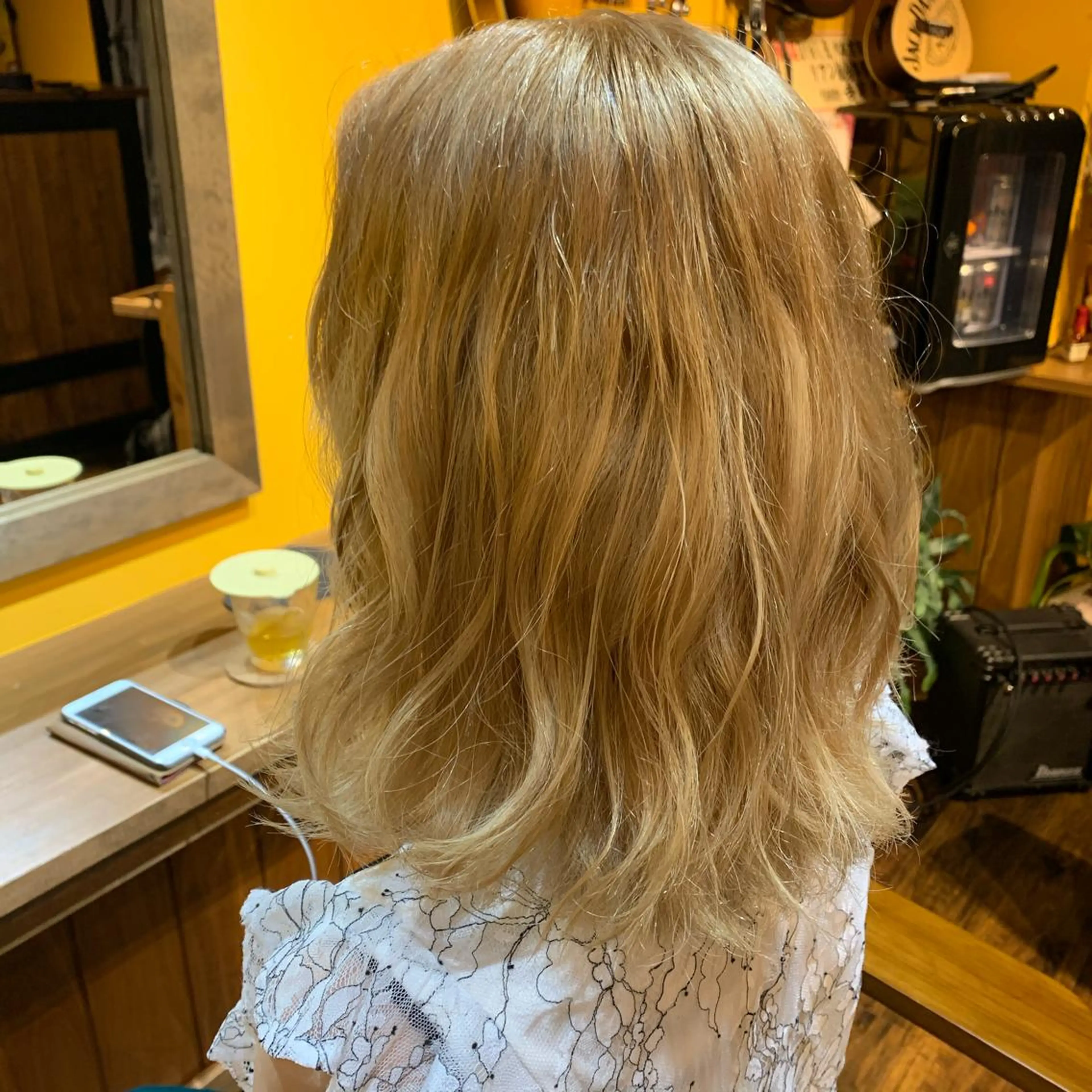 セミロング カラー ハイトーンカラー エクステ 髪質改善 トリートメント Drei.B.(ドライヴ)所属・ヨシダ アズサのヘアスタイル