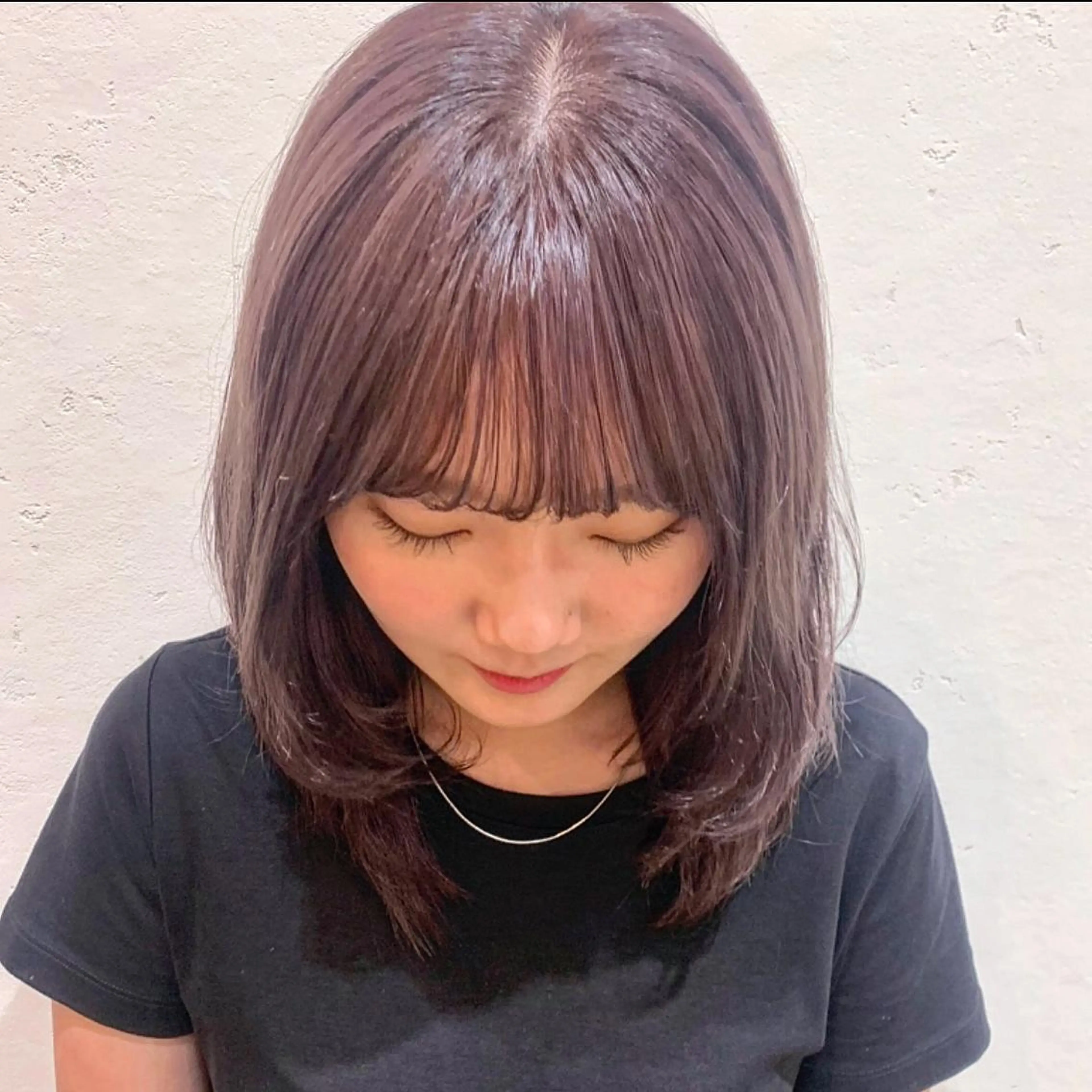 ミディアム カラー パーマ ヘアアレンジ 切りっぱなしボブ ミディアムパーマ ベージュカラー ブリーチ カシス ボブ/レイヤー/ニュ アンスパーマ/小夏のヘアスタイル