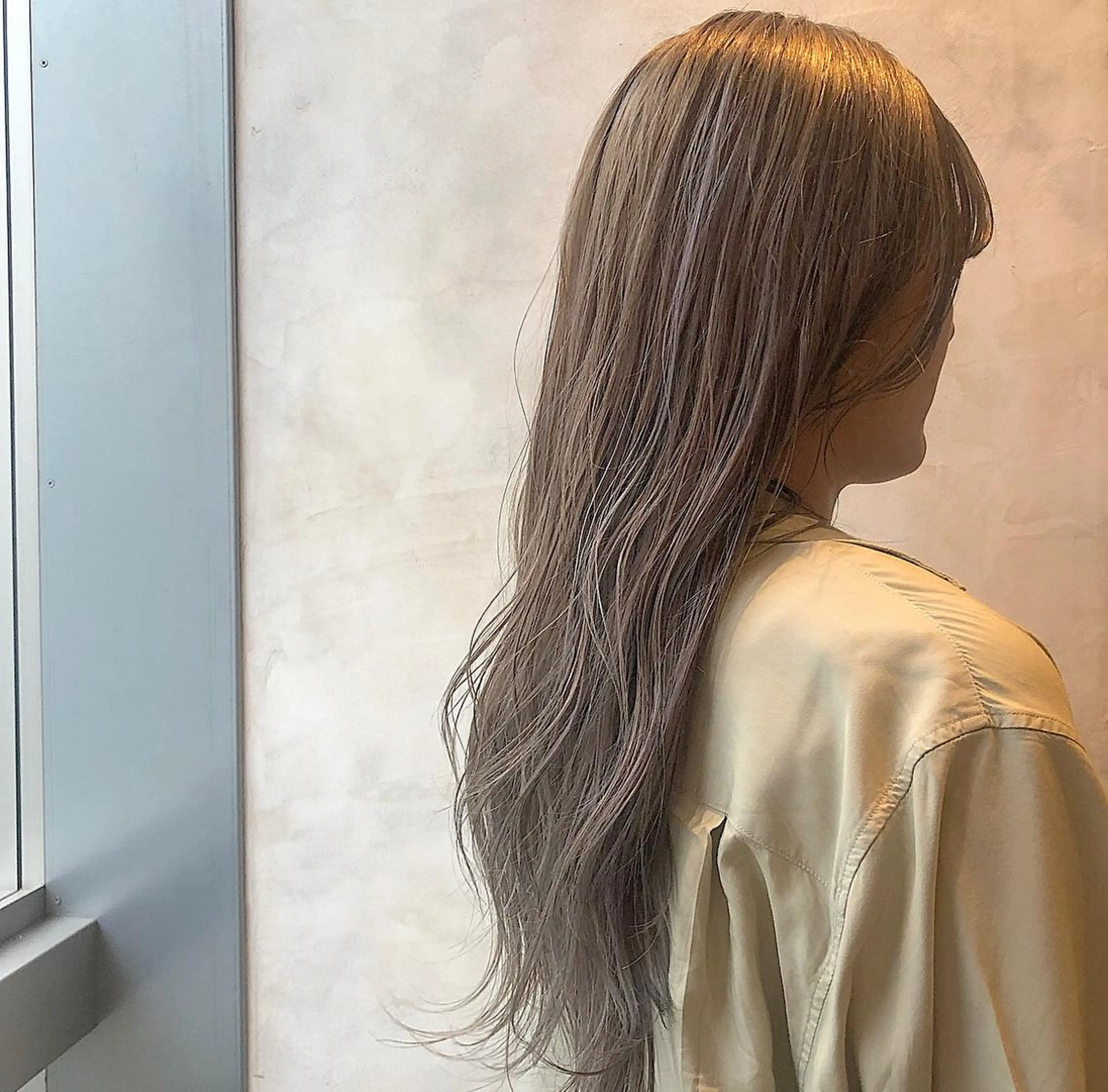 ロング カラー ベージュカラー ダブルカラー ミルクティーベージュ 圧倒的透明感カラー nana🦕のヘアスタイル