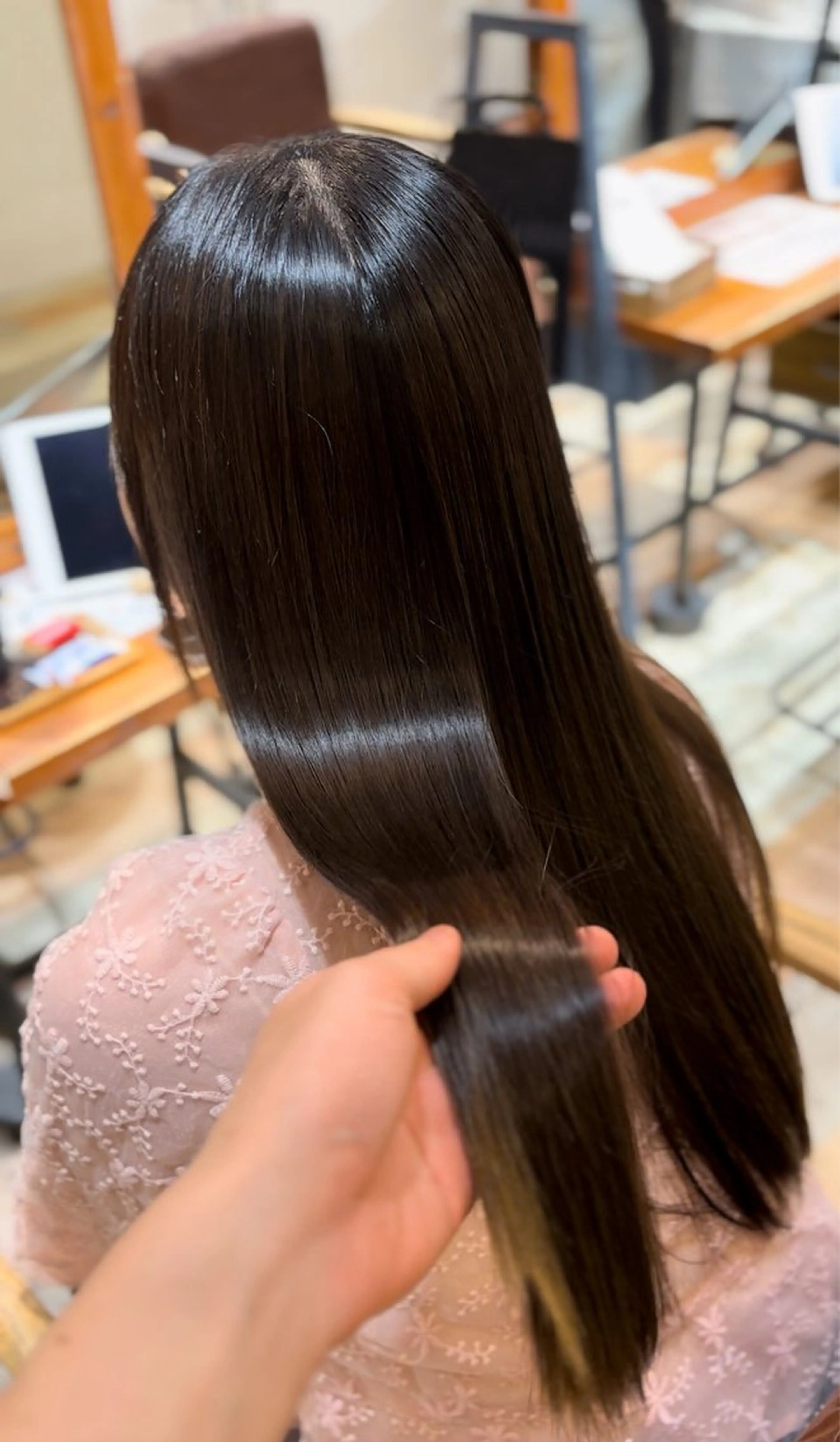 ロング ブリーチなしWカラー 縮毛矯正・清水天空のヘアスタイル