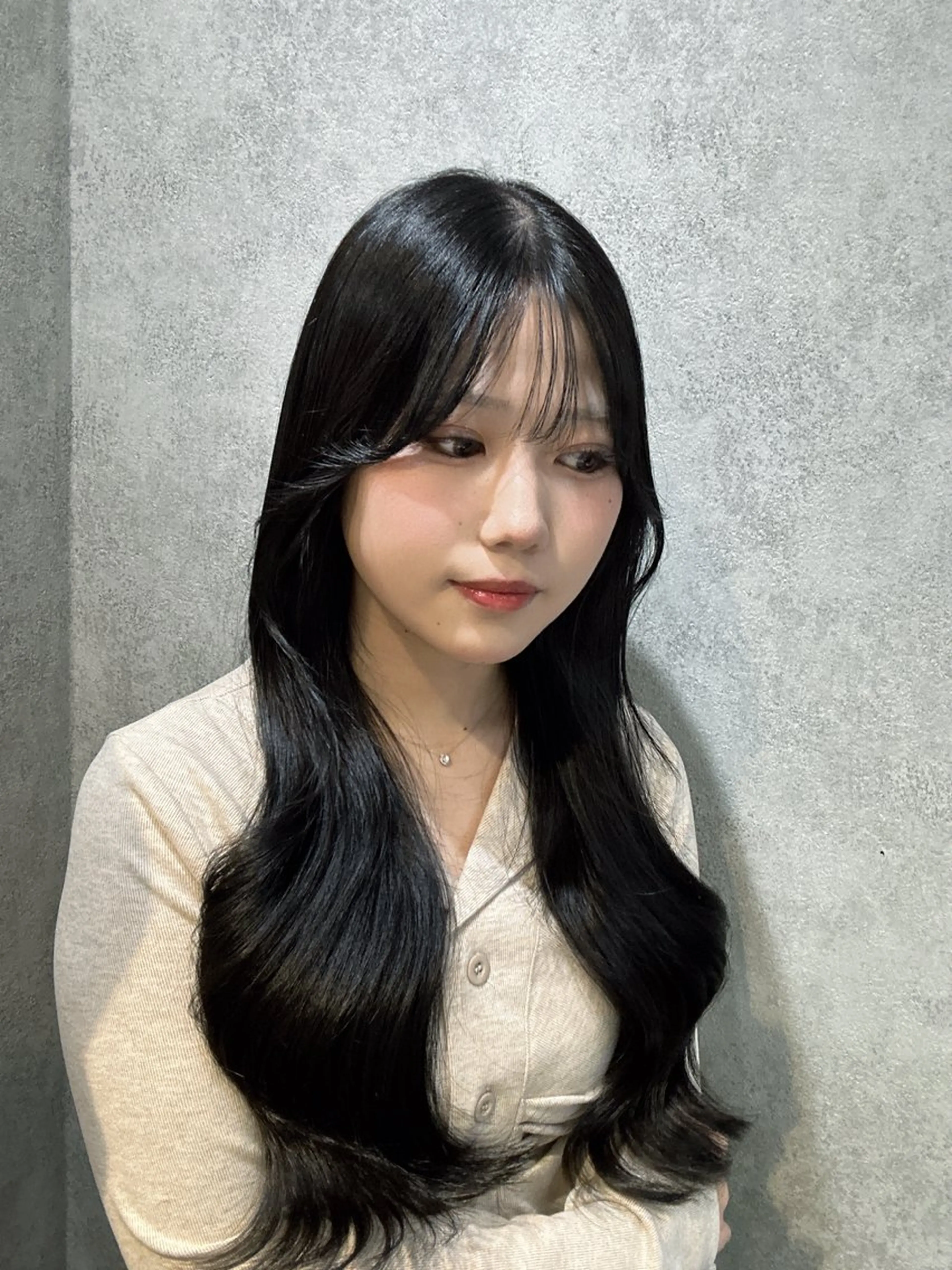 ロング カラー 黒髪 くびれヘア 顔周りカット 卒業式のヘアスタイル 髪質改善 韓国レイヤー/酸性 ストレート/髪質改善のヘアスタイル