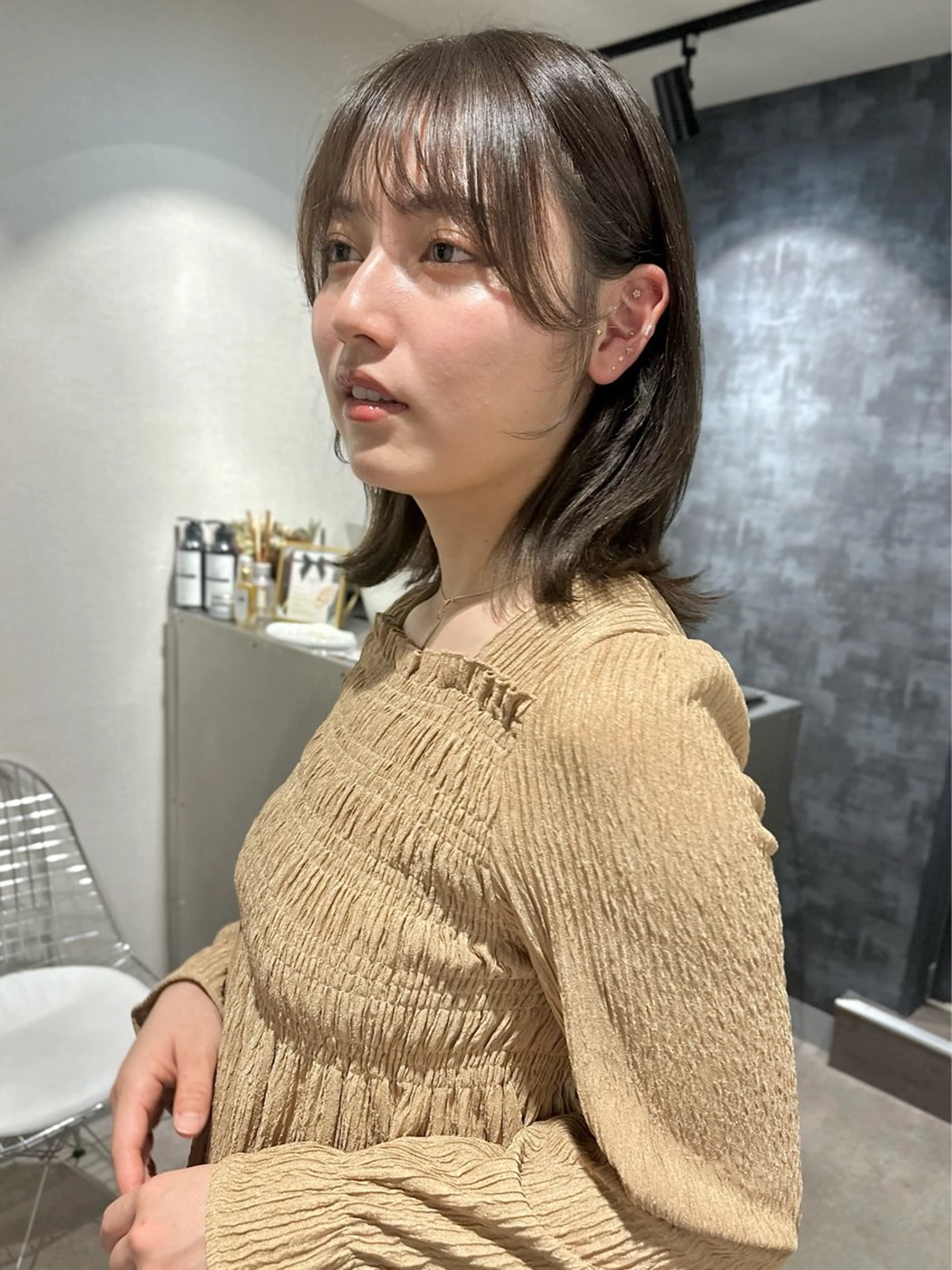 ミディアム カラー ミディアムレイヤー ベージュカラー オリーブベージュ レイヤーカット レイヤーカット🪄 耳ツボ🎀Ayumiのヘアスタイル