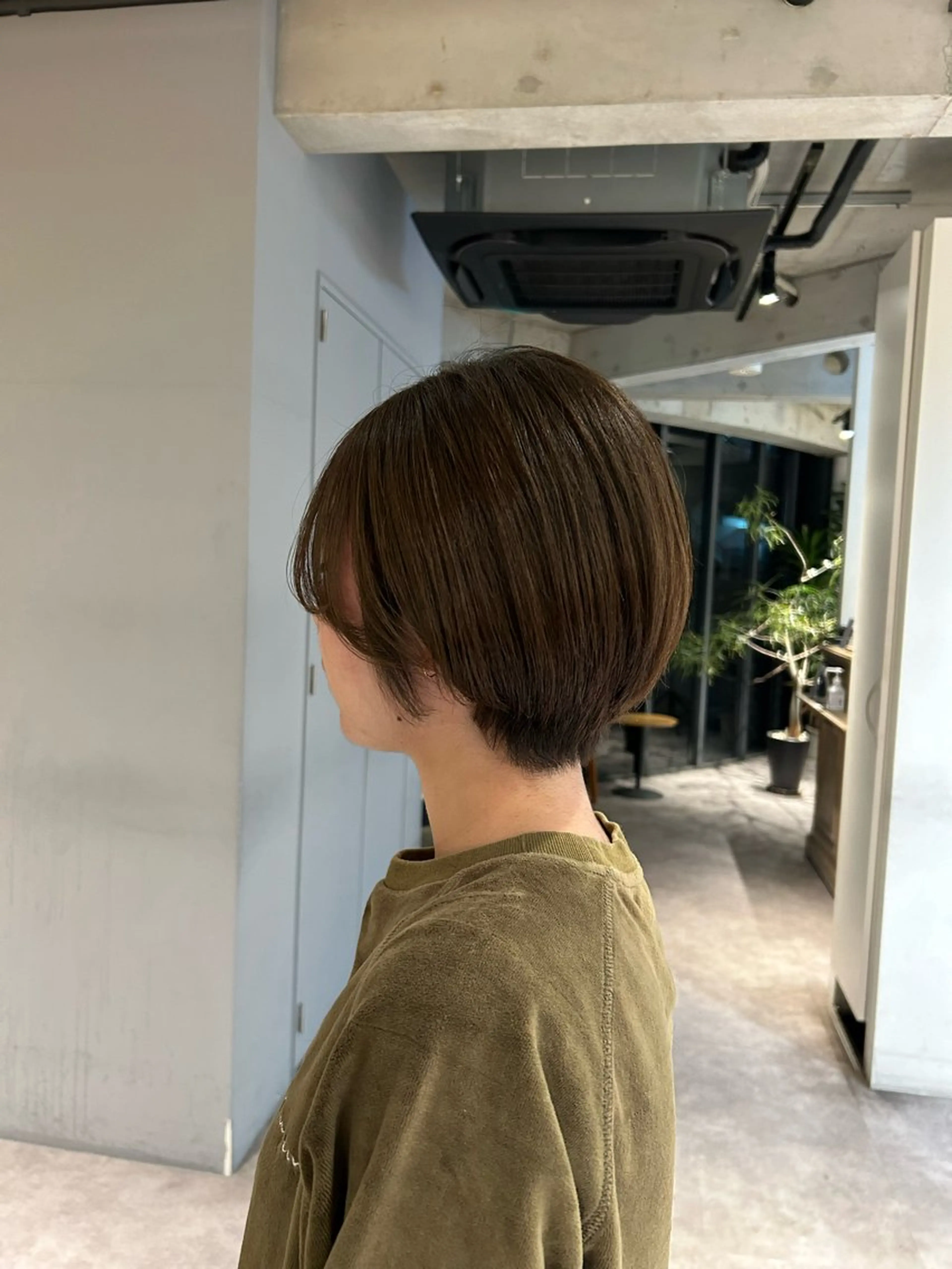 ショート カラー ベージュカラー オリーブベージュ ショートヘア カット ヘアカラー 葉月/ボブ/ 透明感カラー／中目黒のヘアスタイル