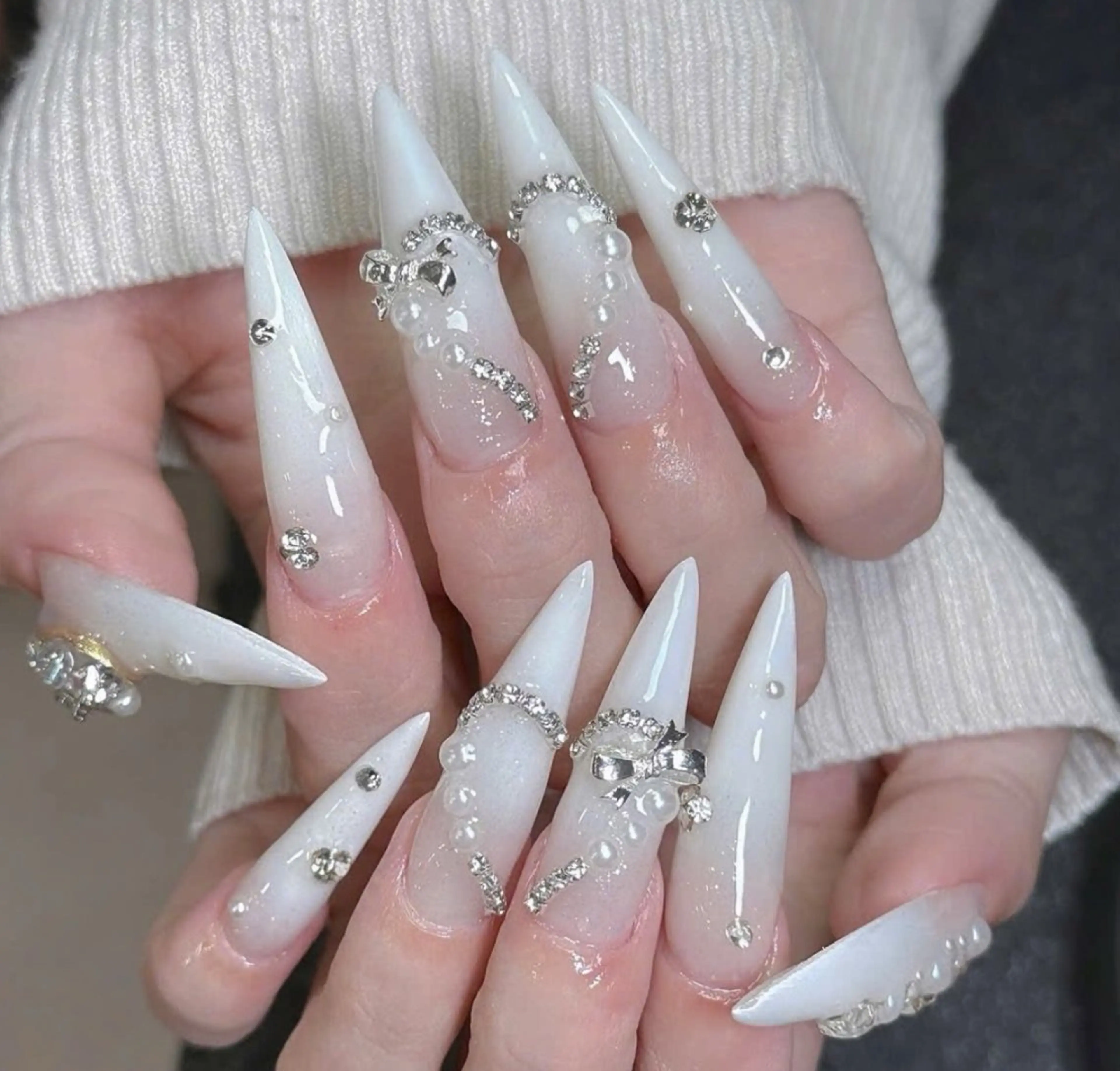 ネイル オーロラネイル フレンチネイル ジェルネイル ハロウィン キラキラネイル H.baby Nail Salonのネイルデザイン