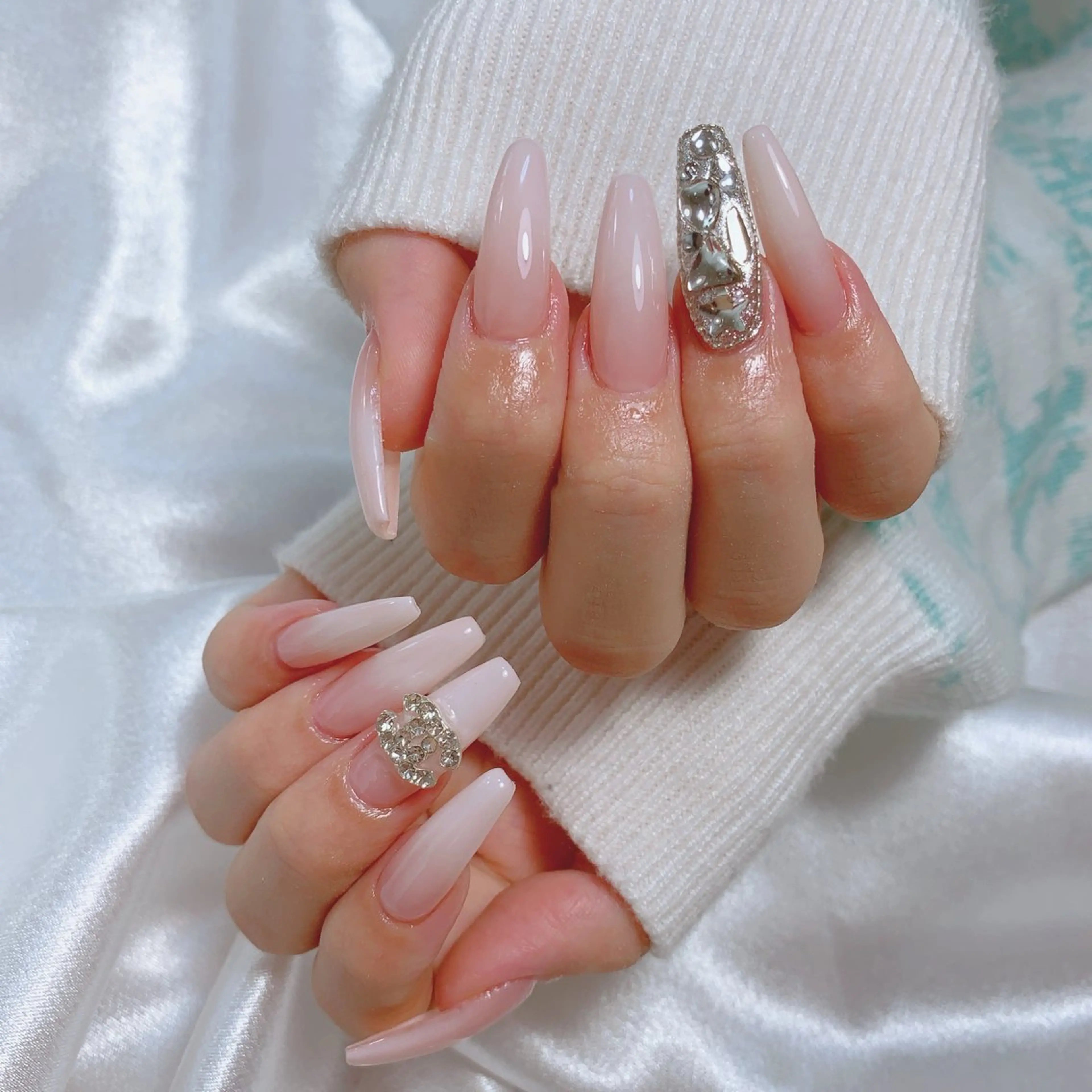 ネイル ブルー チークネイル フレンチネイル ハート ホログラムネイル インフィニティ ネイルサロンのネイルデザイン