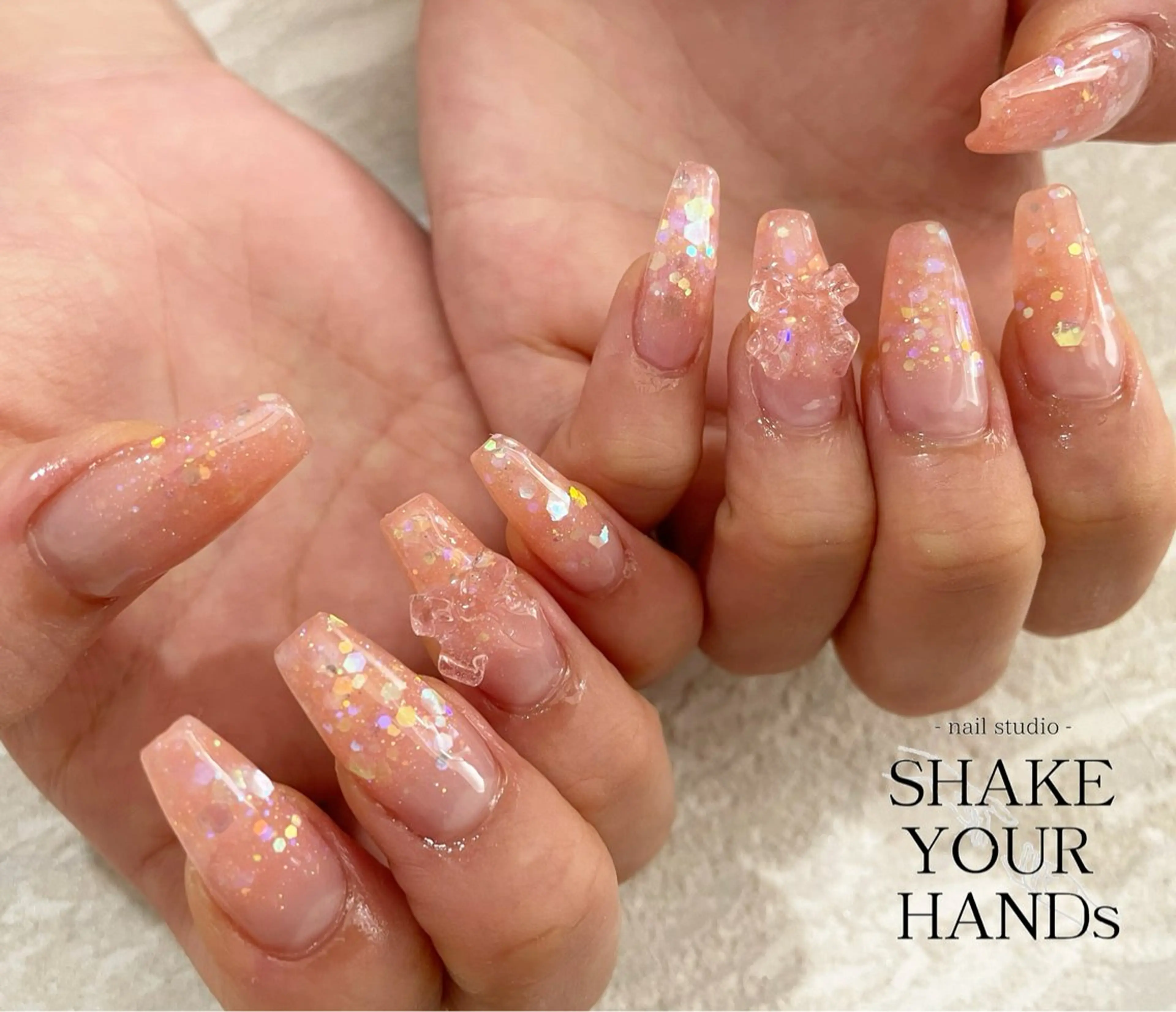 ネイル オーロラネイル ピンク ハンドネイル ネイルスタジオ シェイクユアハンズのネイルデザイン