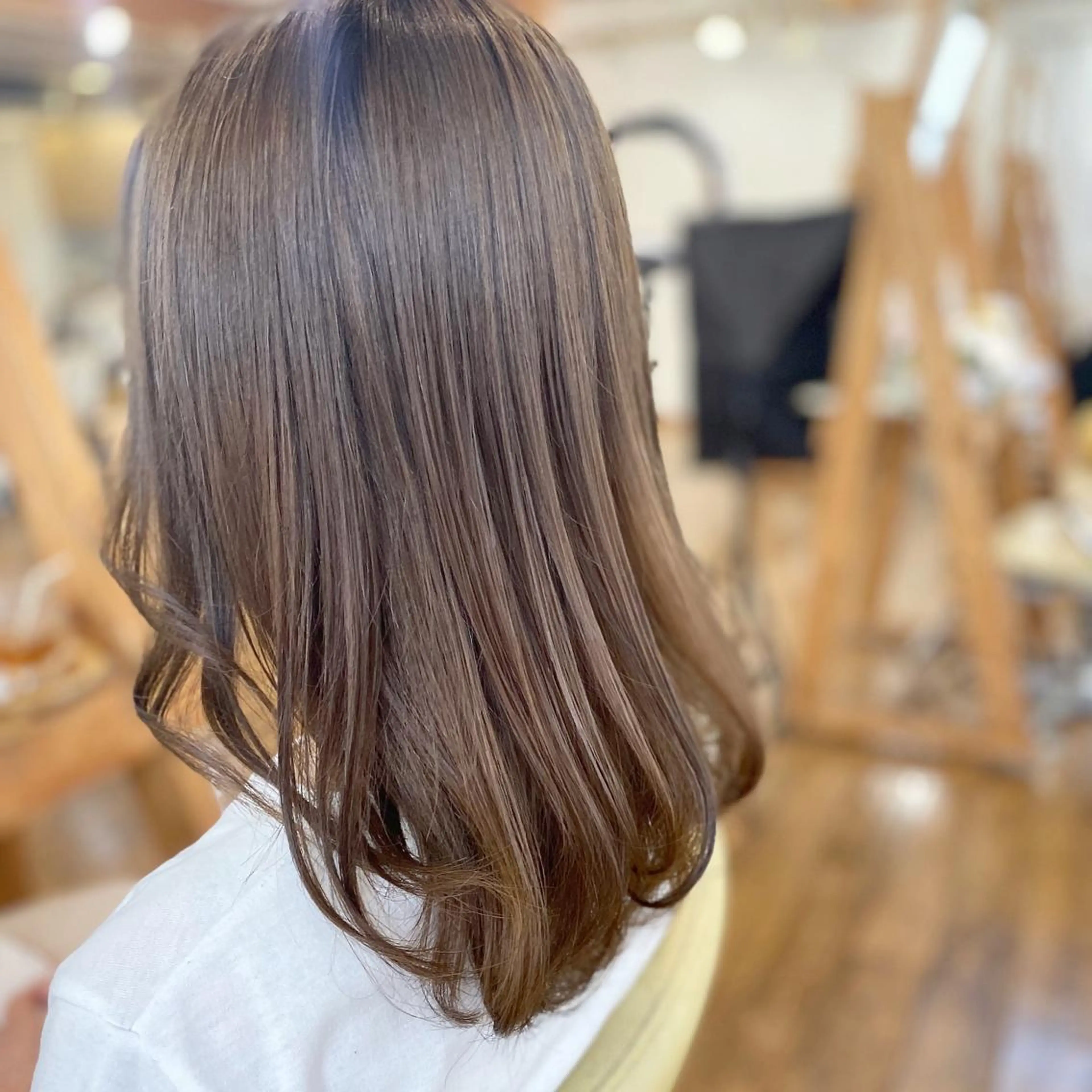 セミロング カラー ベージュカラー ミルクティーベージュ カット ヘアカラー トリートメント 荒木 ひろかのヘアスタイル