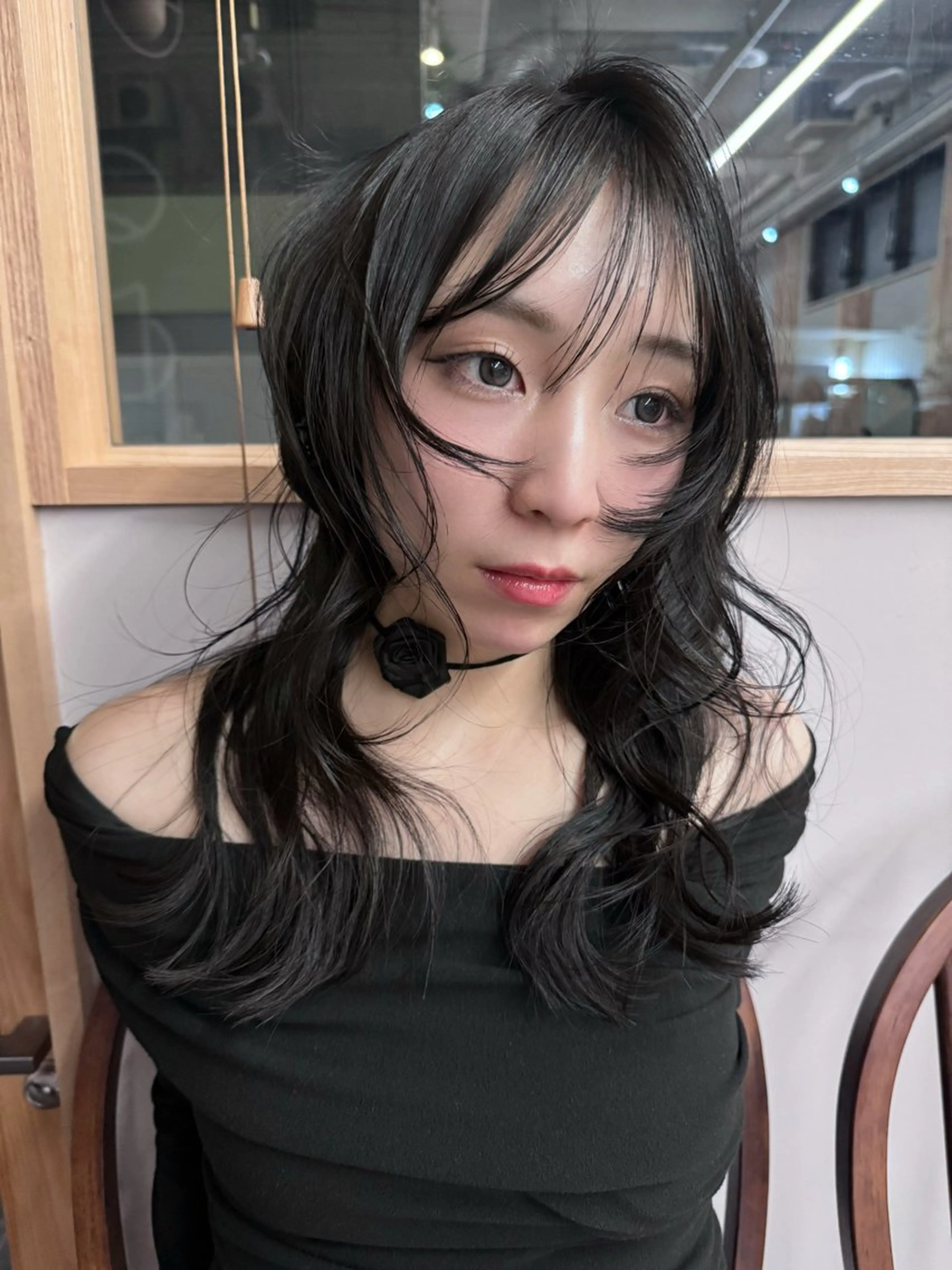 ロング カラー 黒髪 ブルーカラー ブルーブラック ハイレイヤー レイヤーカット ハイトーン縮毛/暖色 なーな🎀🤍のヘアスタイル