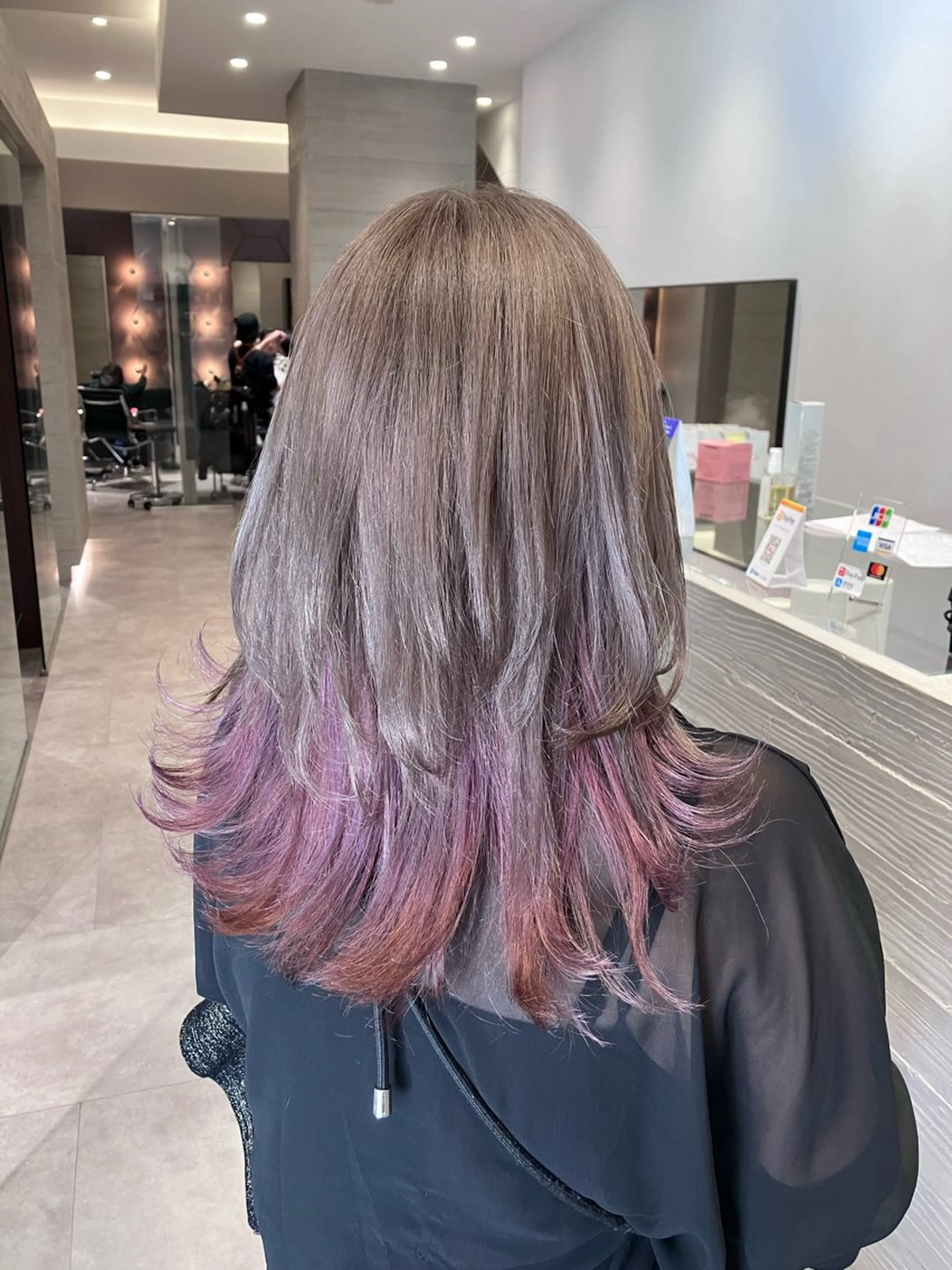 セミロング カラー ブリーチ インナーカラー サキ🤍ハイトーン 🩰くびれ巻きヘアのヘアスタイル