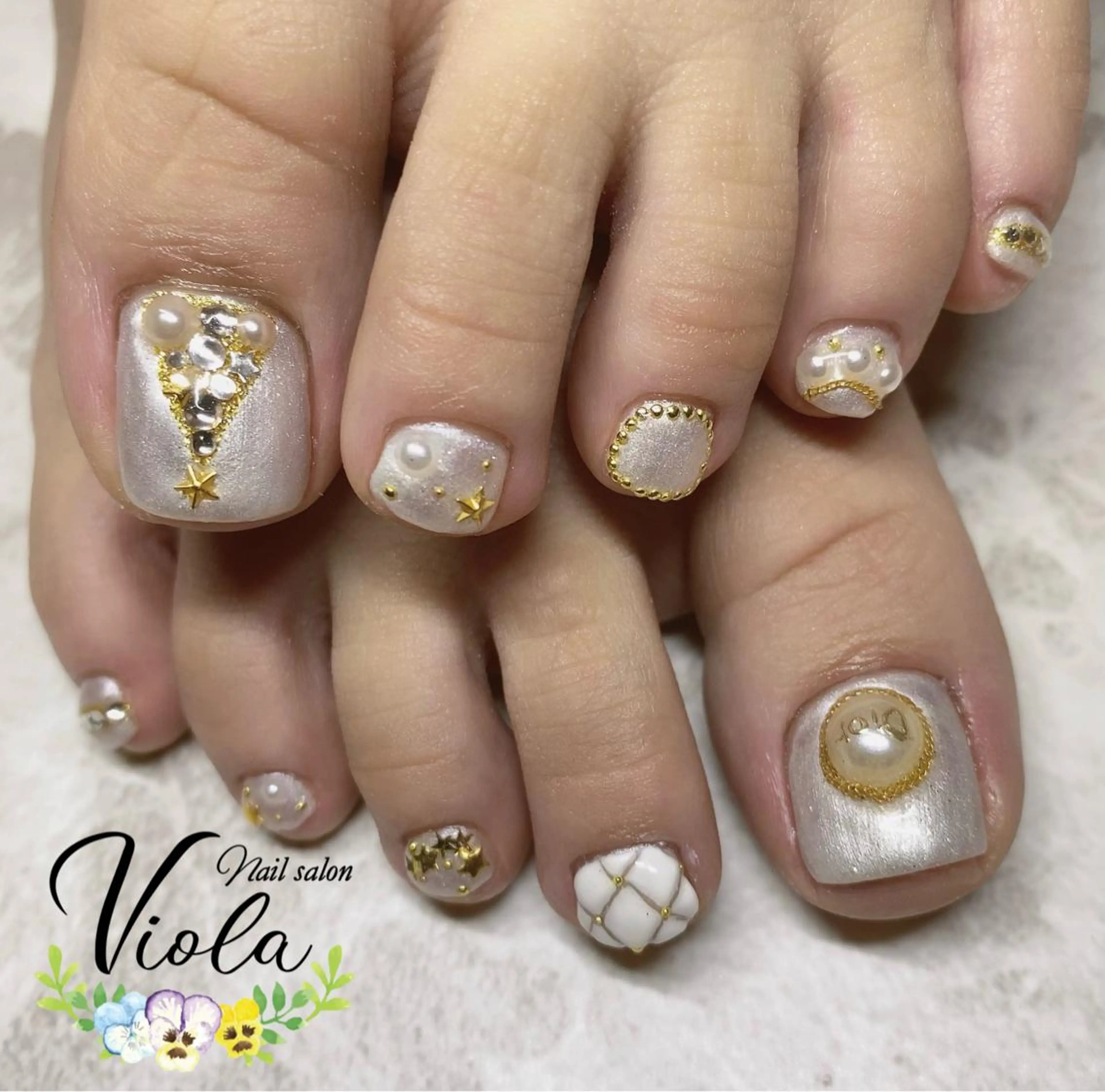 ネイル フットネイル ゴールド ホワイト 冬ネイル クリスマス フットネイル Nailsalon Viola所属・ネイルサロン Violaのネイルデザイン
