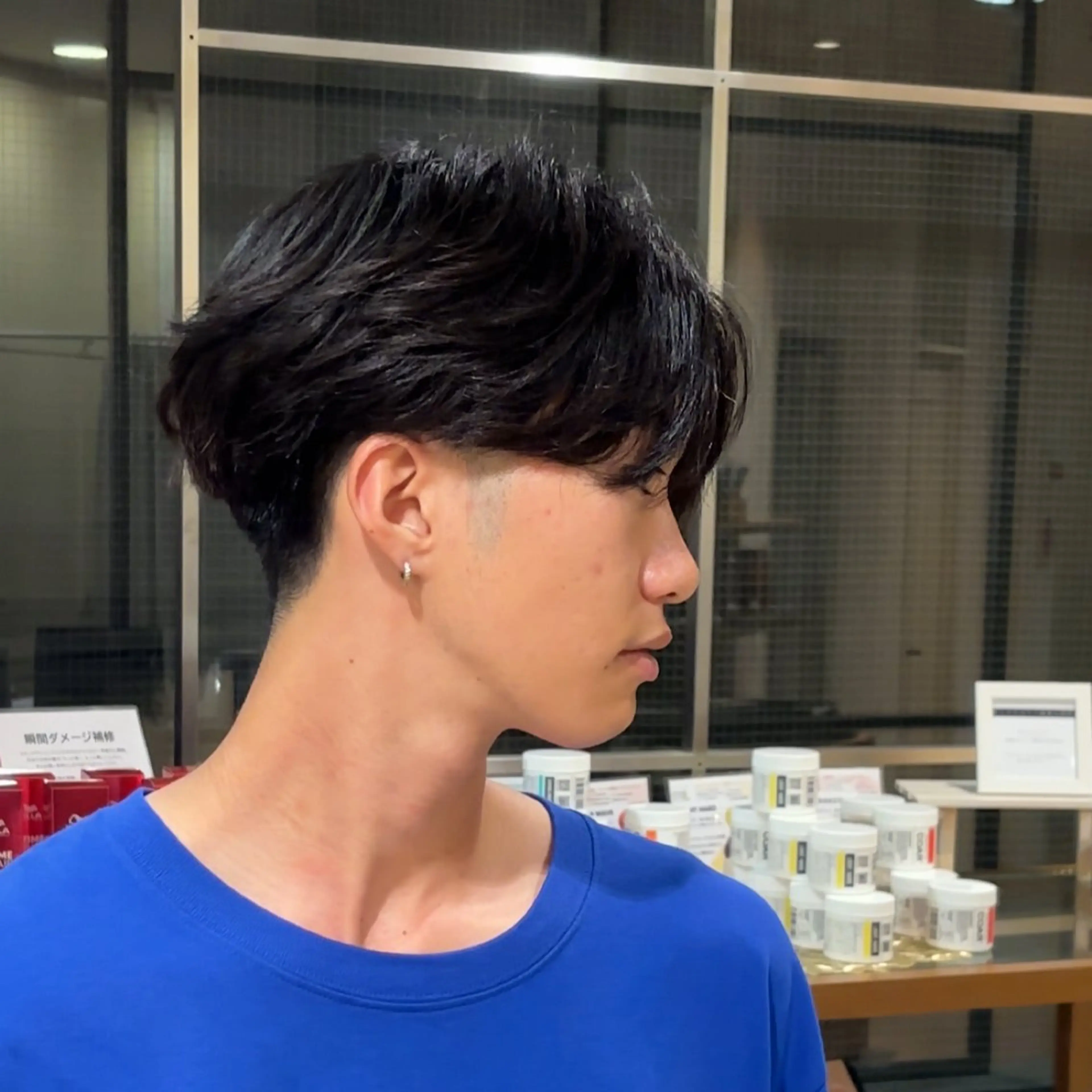 ショート aura所属・CONAN｜レイヤー ボブ／ハイトーンのヘアスタイル