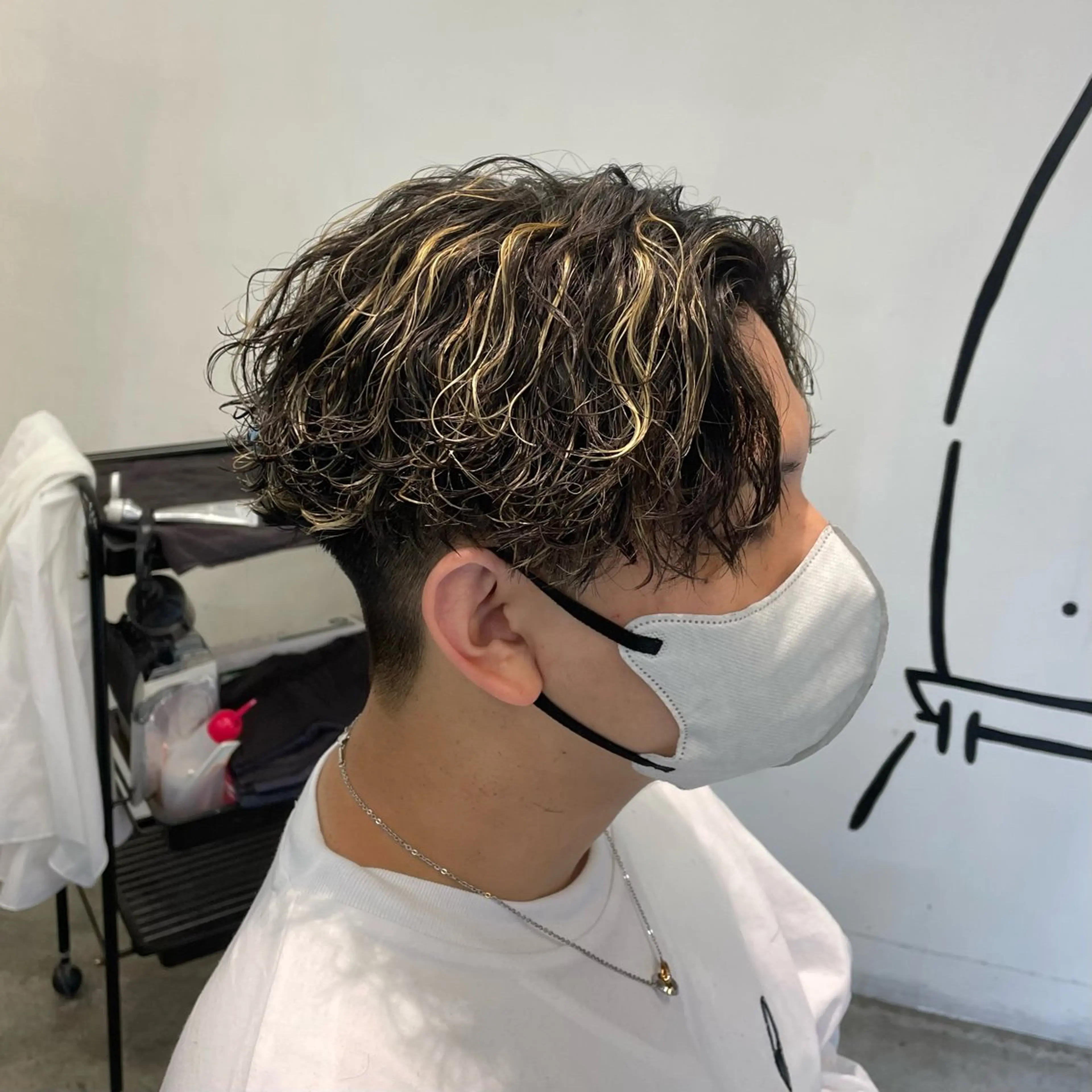 ショート カラー パーマ メンズ センターパート メンズハイライト 波巻きパーマ ハイライトカラー ハイライト カット ヘアカラー パーマ メンズ特化美容師/ 藤戸 椋のヘアスタイル