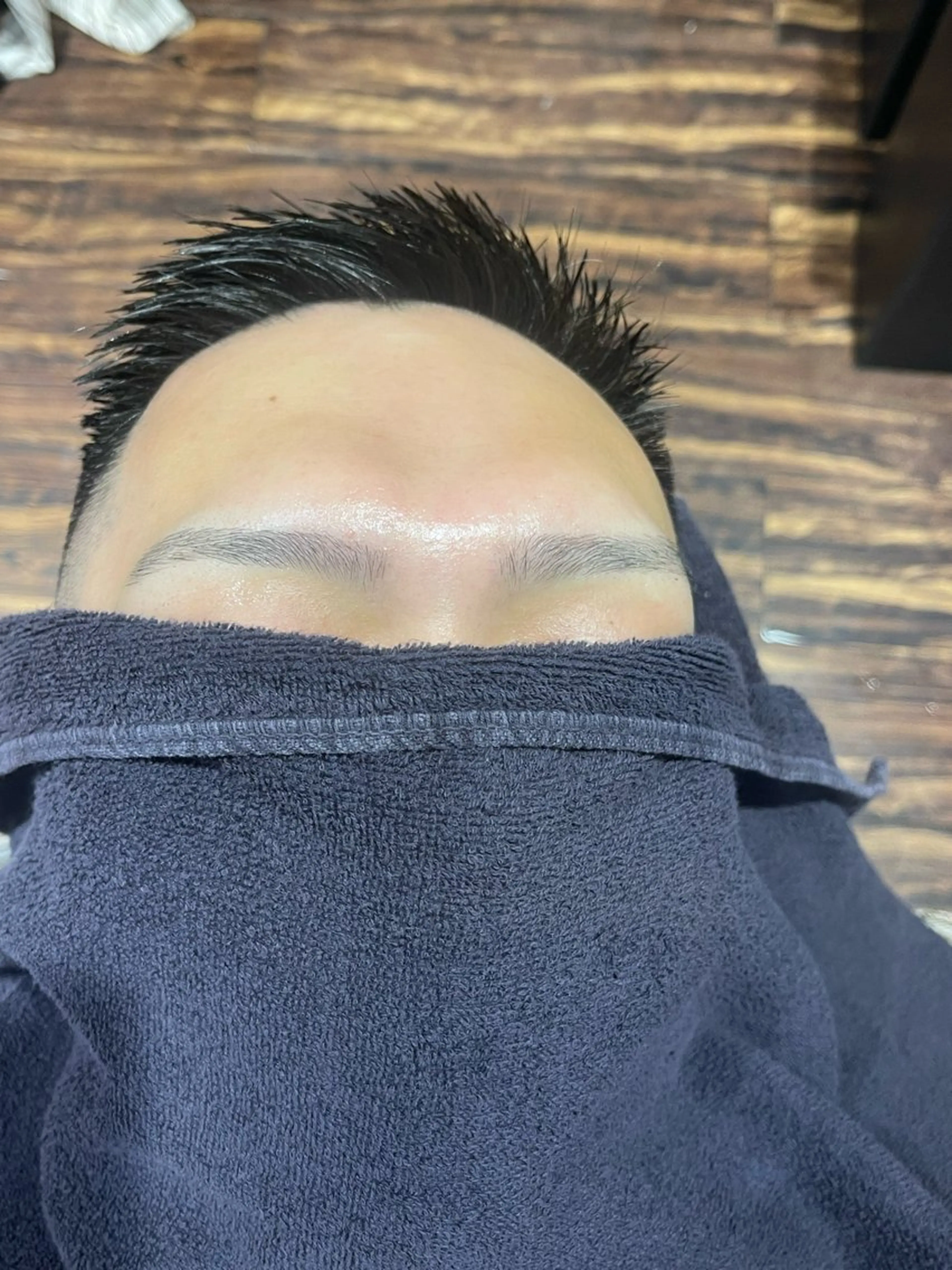 眉カットの写真