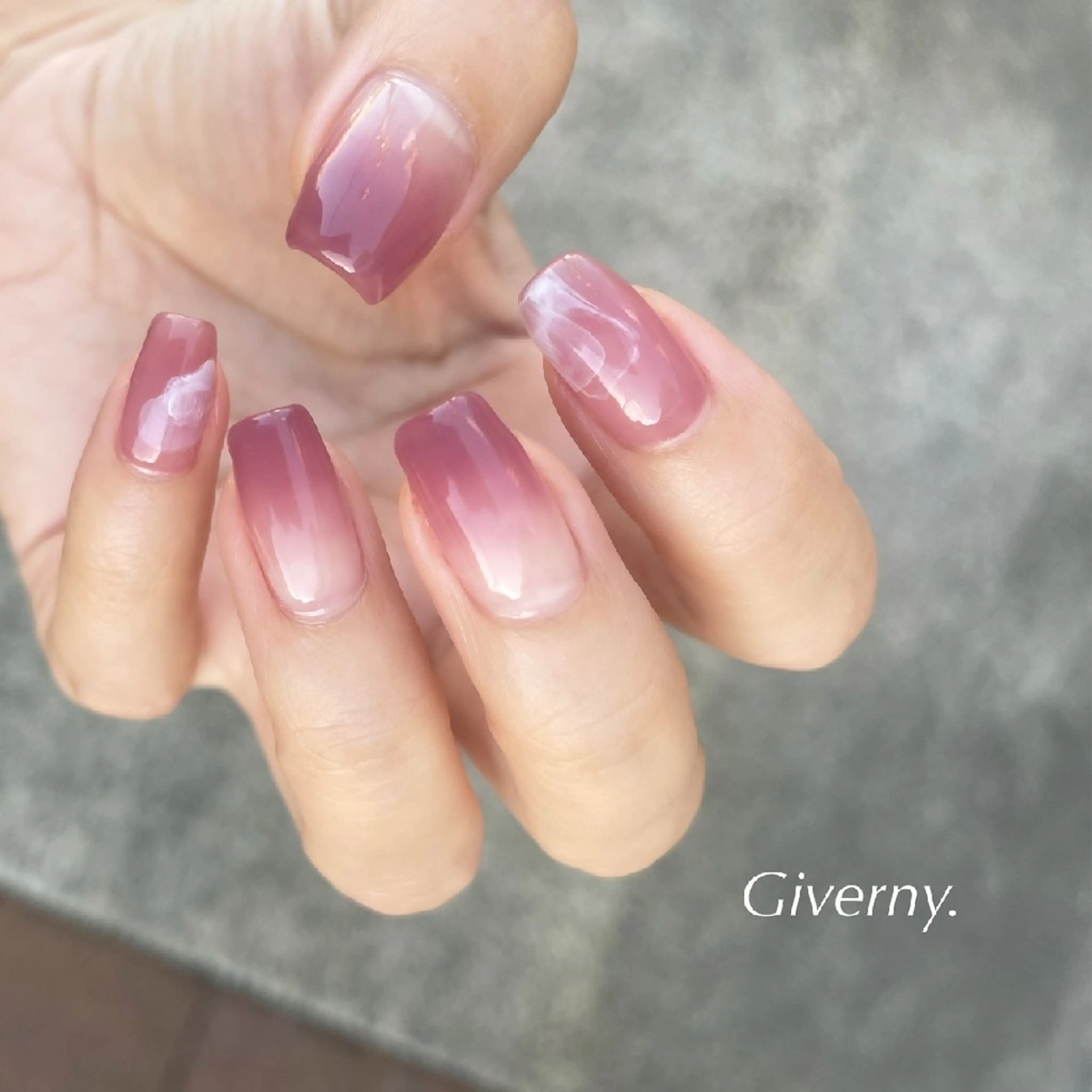 ネイル グラデーション ニュアンスネイル ハンドネイル Giverny .のネイルデザイン