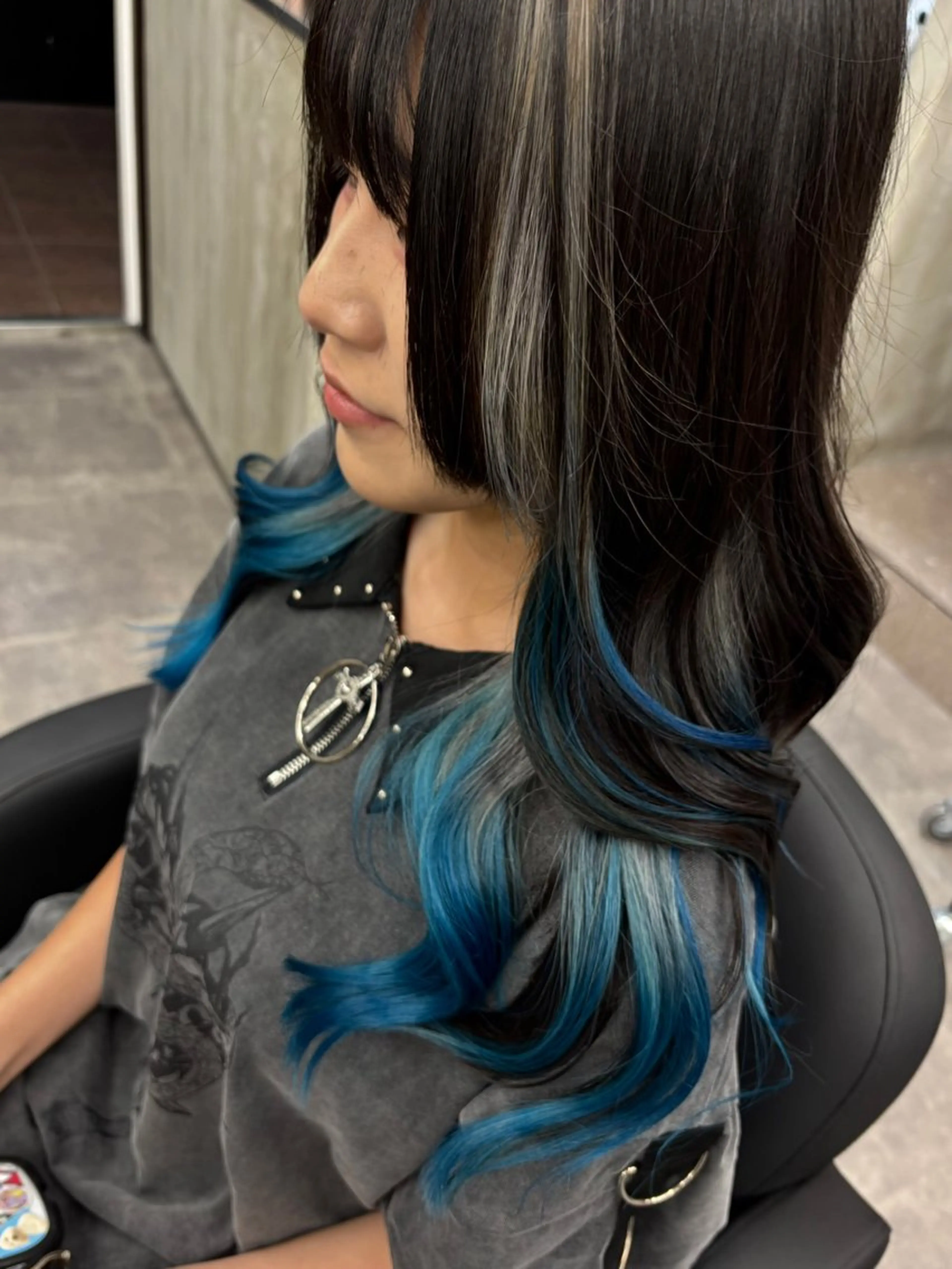 ロング カラー ブルーカラー インナーカラー シルバー ヘアカラー 大谷 杏菜のヘアスタイル