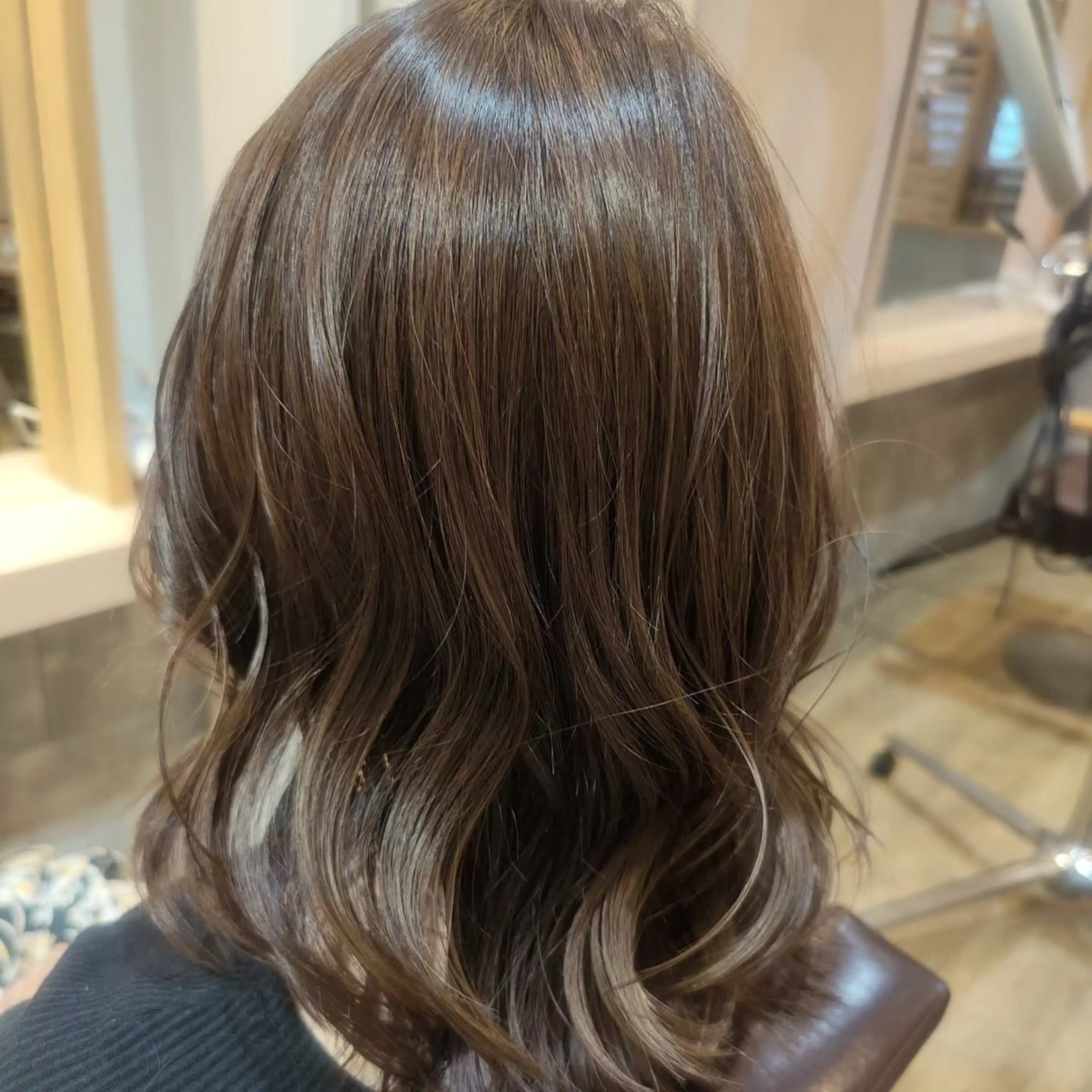 ミディアム カラー 鳥見 若菜のヘアスタイル