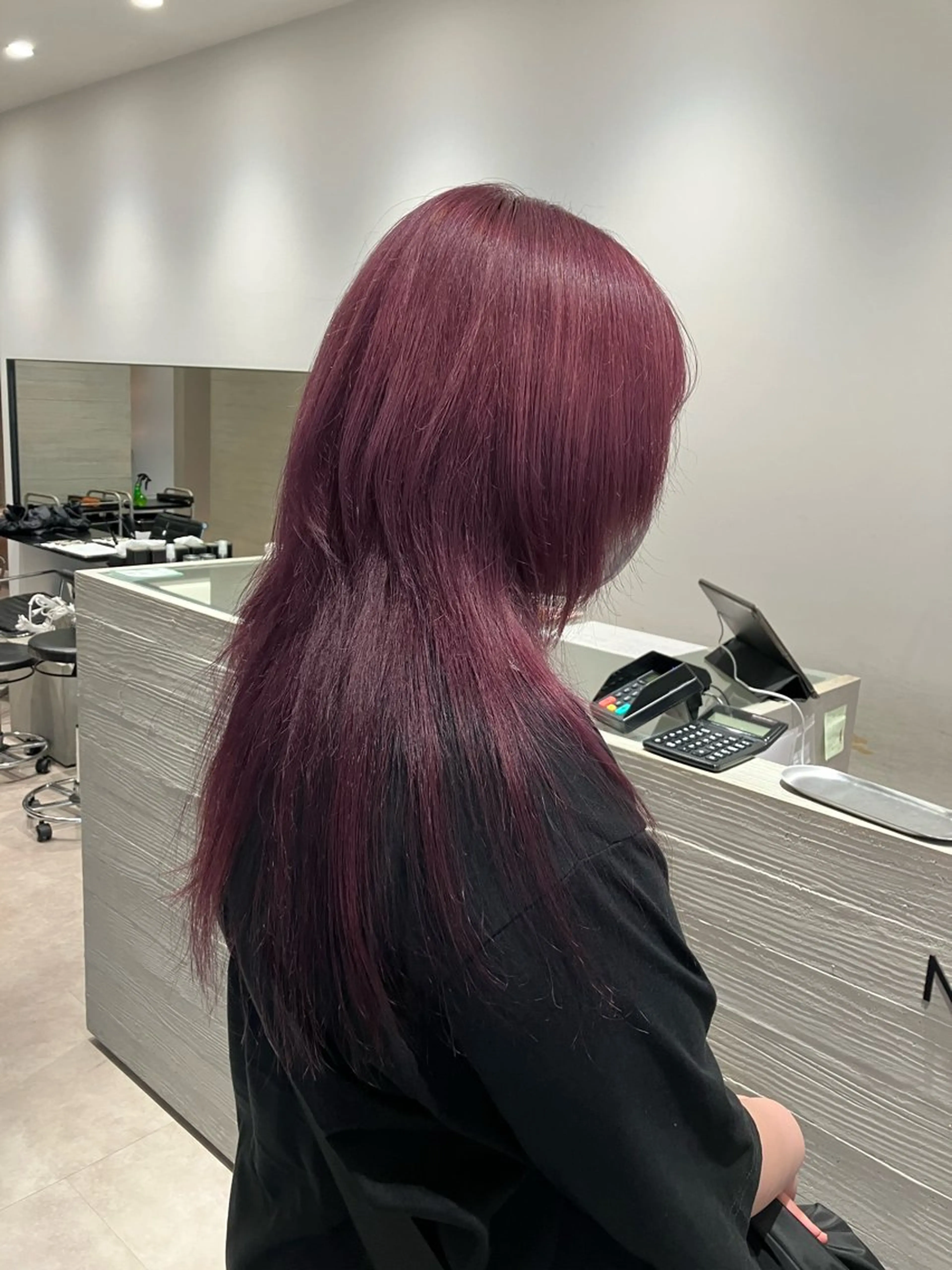 ロング カラー ブリーチ ピンクカラー パープルカラー サキ🤍ハイトーン 🩰くびれ巻きヘアのヘアスタイル