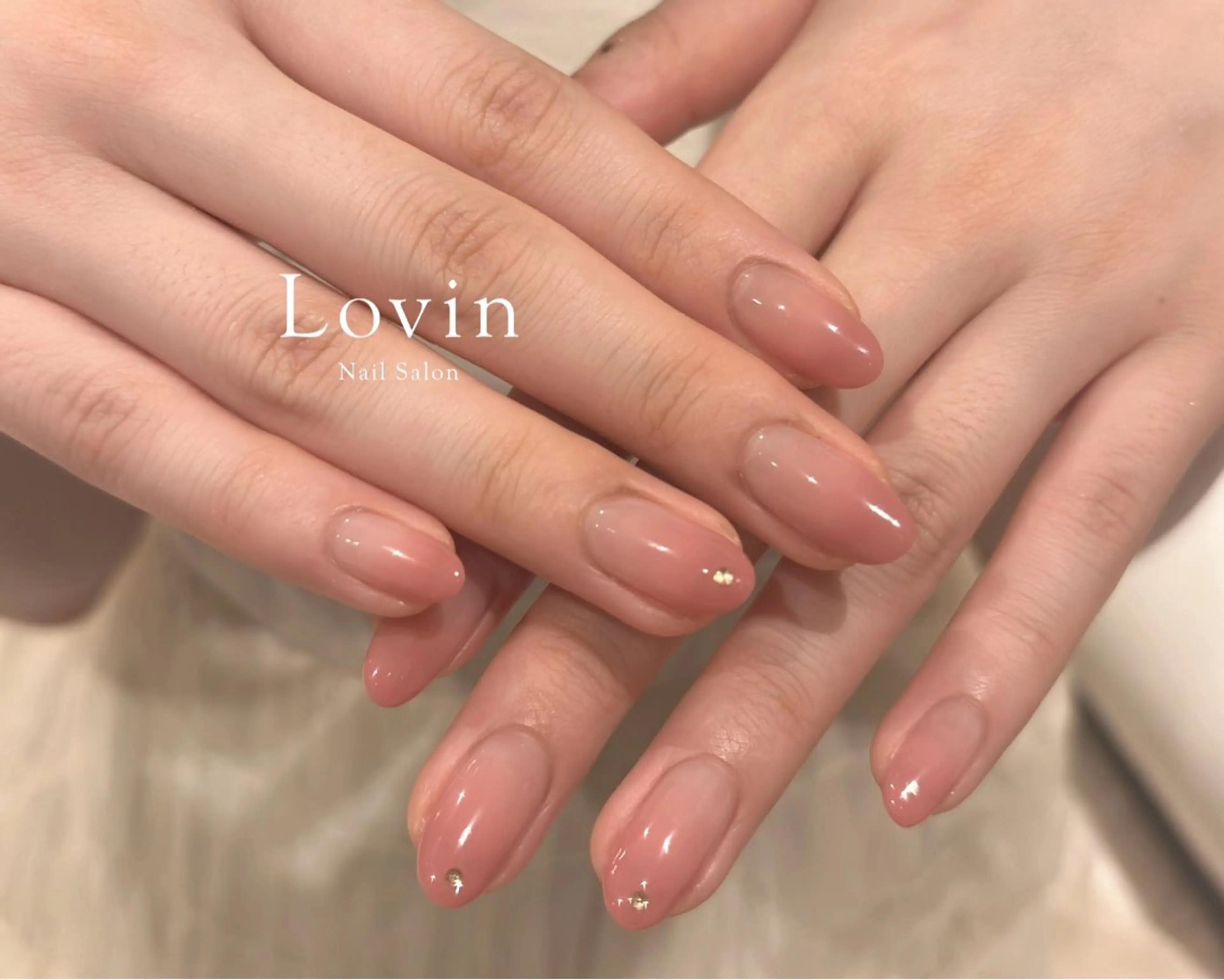 ネイル ゴールド グラデーション ストーンネイル パラジェル認定サロン　ネイルケア&スパ　Lovin【ラヴィン】所属・田中 凜歌のネイルデザイン