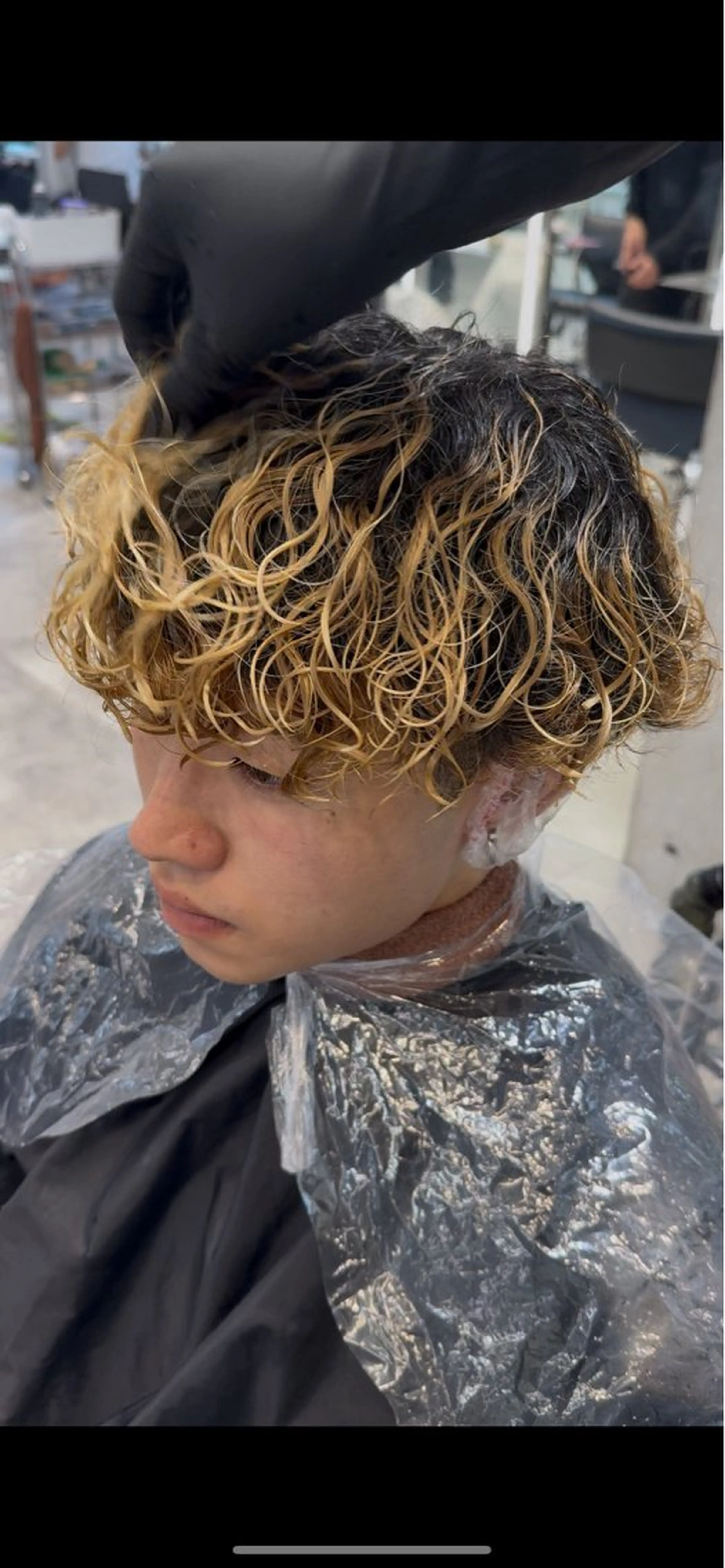 パーマ メンズ メンズブリーチ 波巻きパーマ カット パーマ fifth park 六反穂 龍介のヘアスタイル