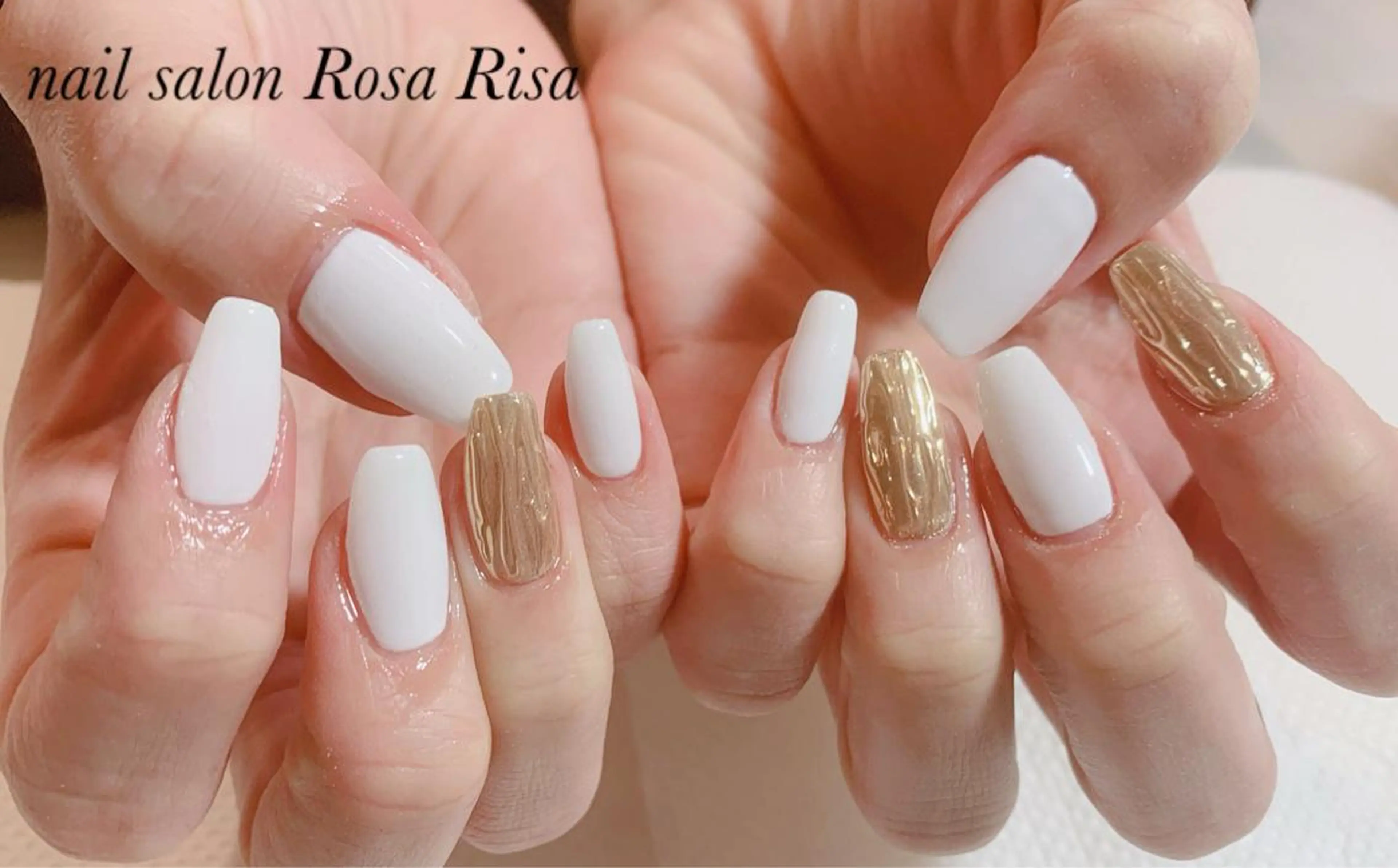 ミディアム ネイル ホワイト ネイルスタジオ シェイクユアハンズのネイルデザイン